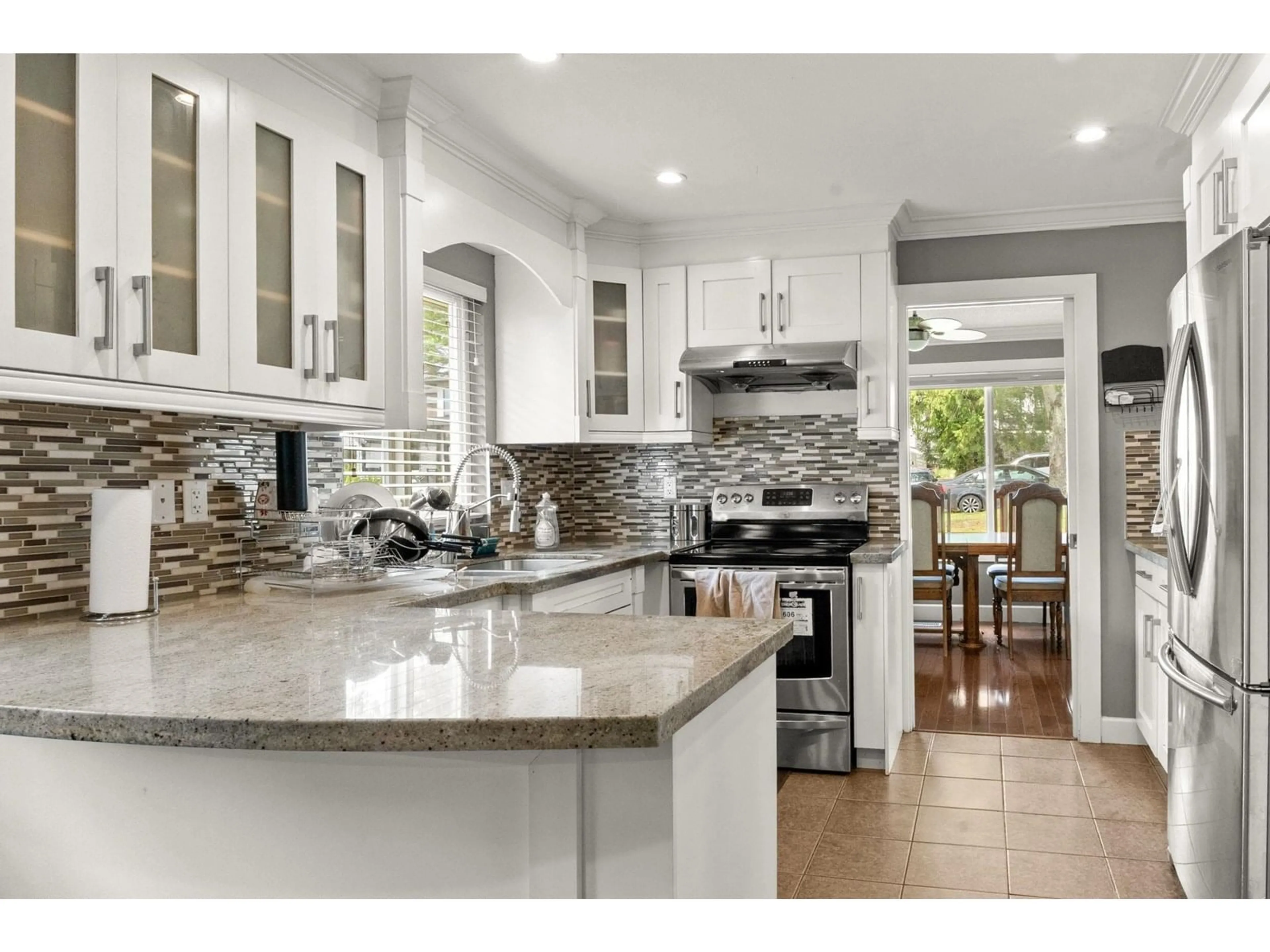 Open concept kitchen, ceramic/tile floor for 15042 85A, Surrey British Columbia V3S6A5