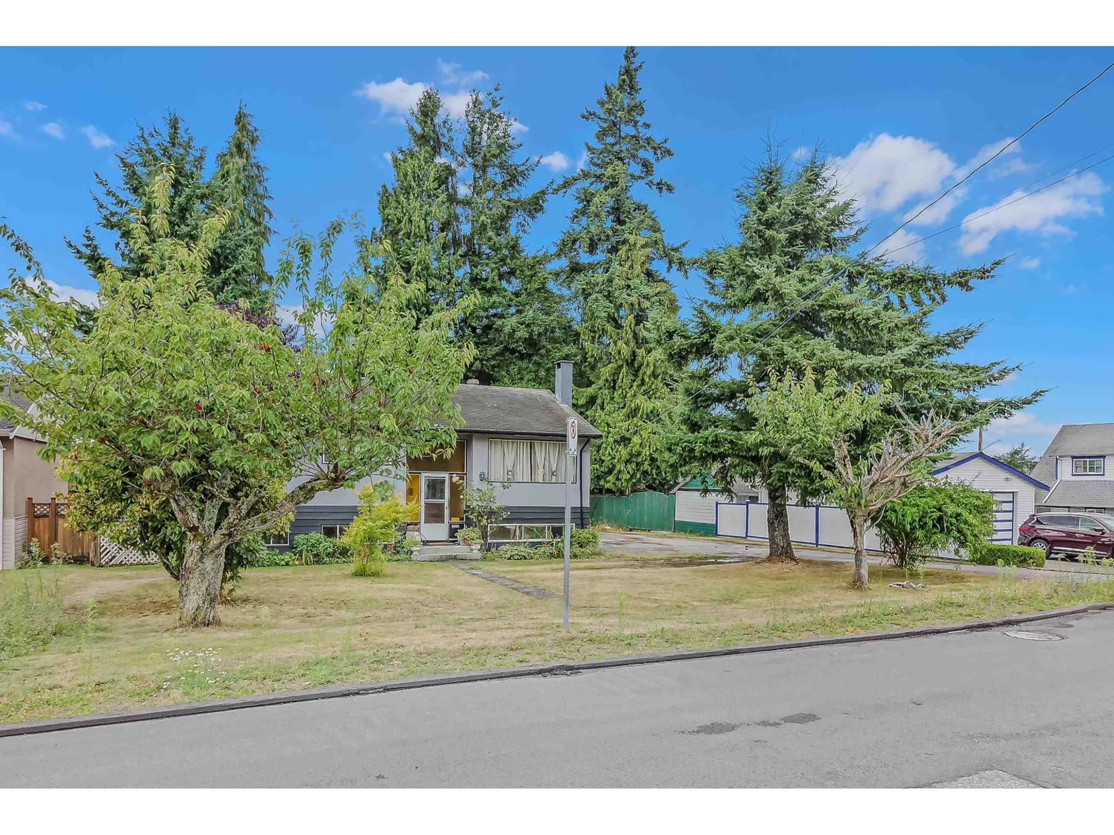 A pic from outside/outdoor area/front of a property/back of a property/a pic from drone, street for 12720 101B, Surrey British Columbia V3V3A4