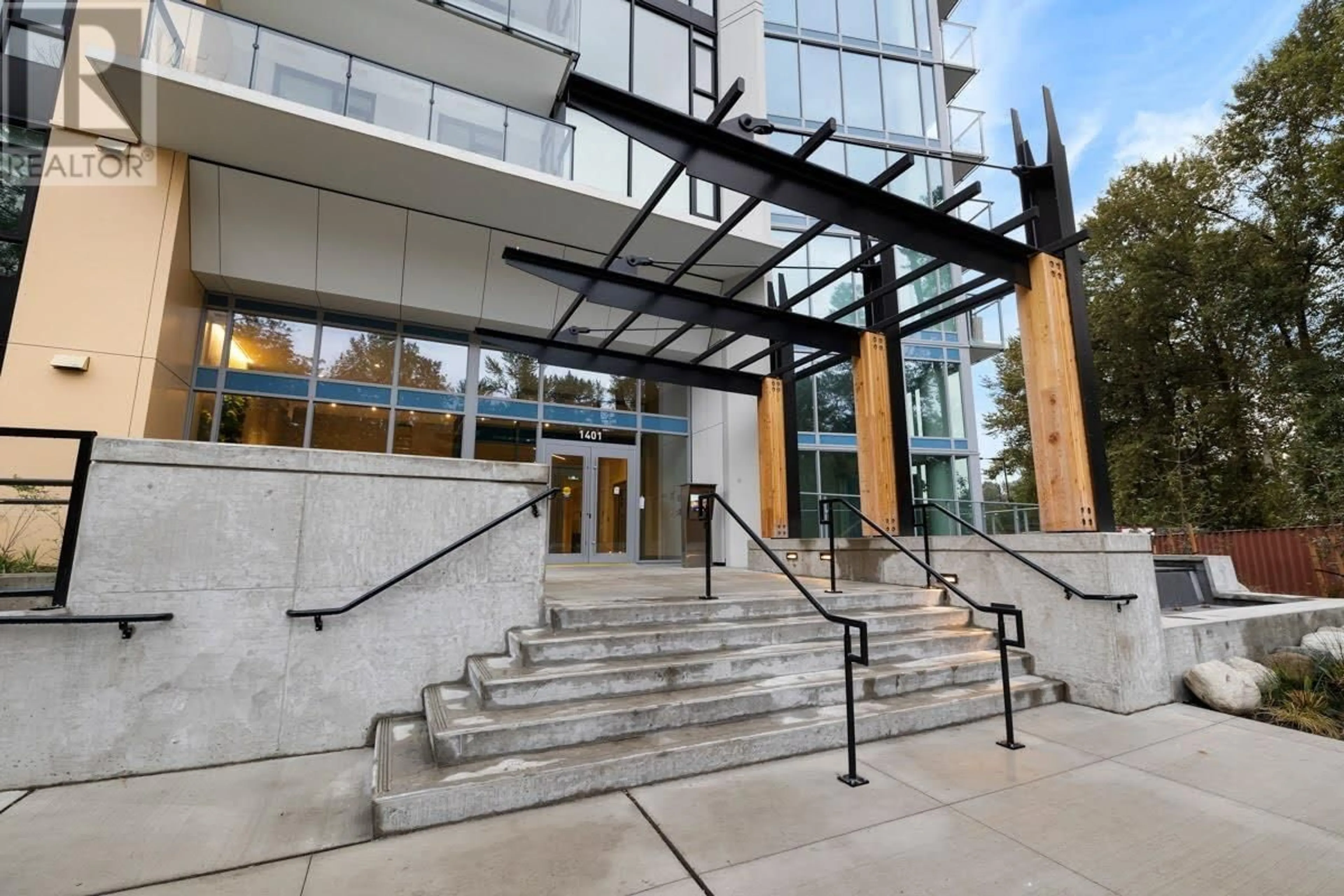 Indoor foyer for 2003 - 1401 HUNTER STREET, North Vancouver British Columbia V7J0E2