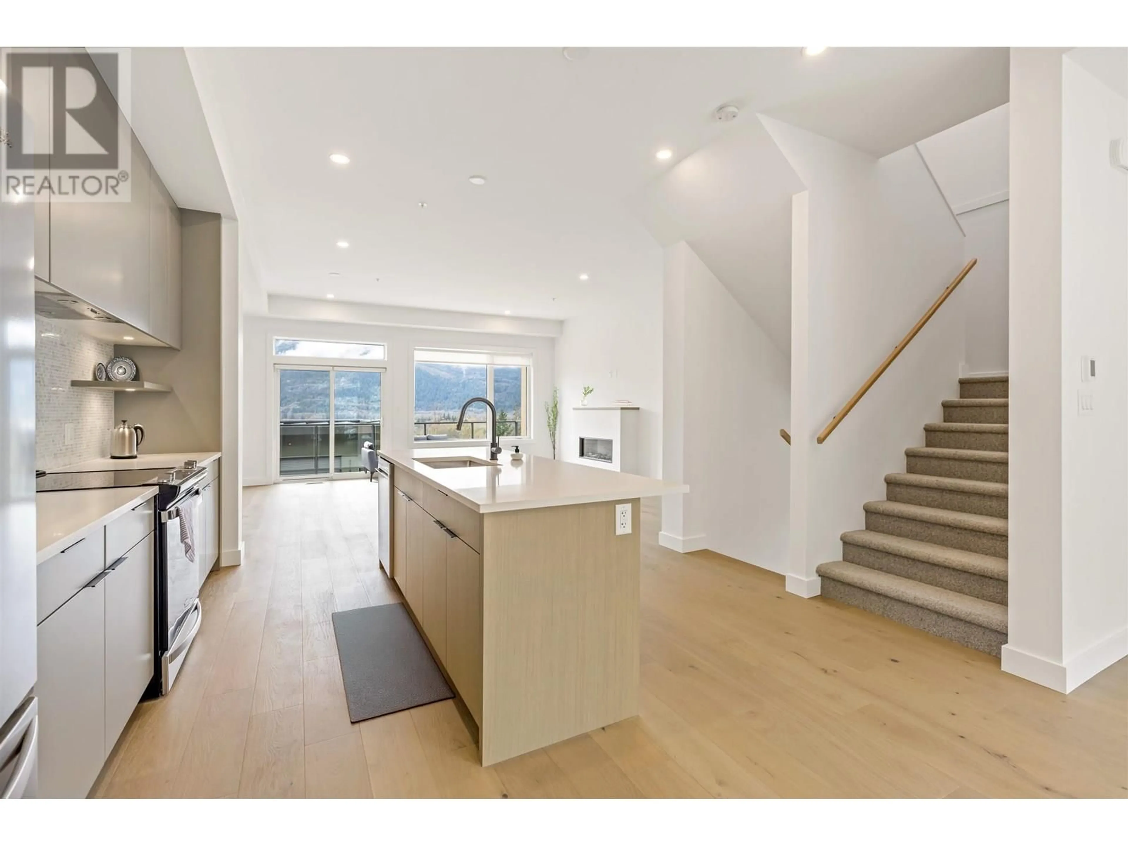 Open concept kitchen, unknown for 39262 STELLAR DRIVE, Squamish British Columbia V8B1G2