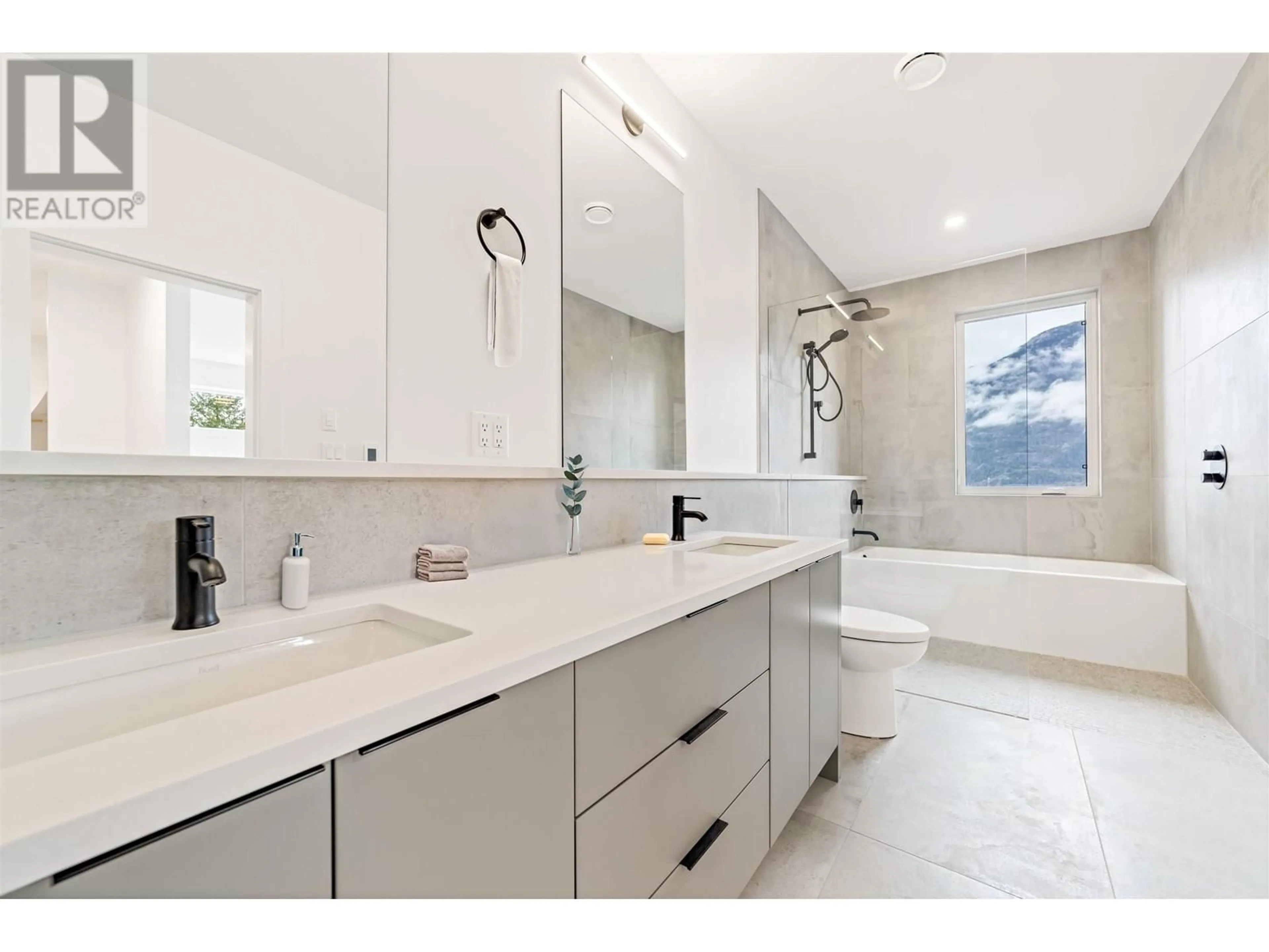 Contemporary bathroom, ceramic/tile floor for 39262 STELLAR DRIVE, Squamish British Columbia V8B1G2