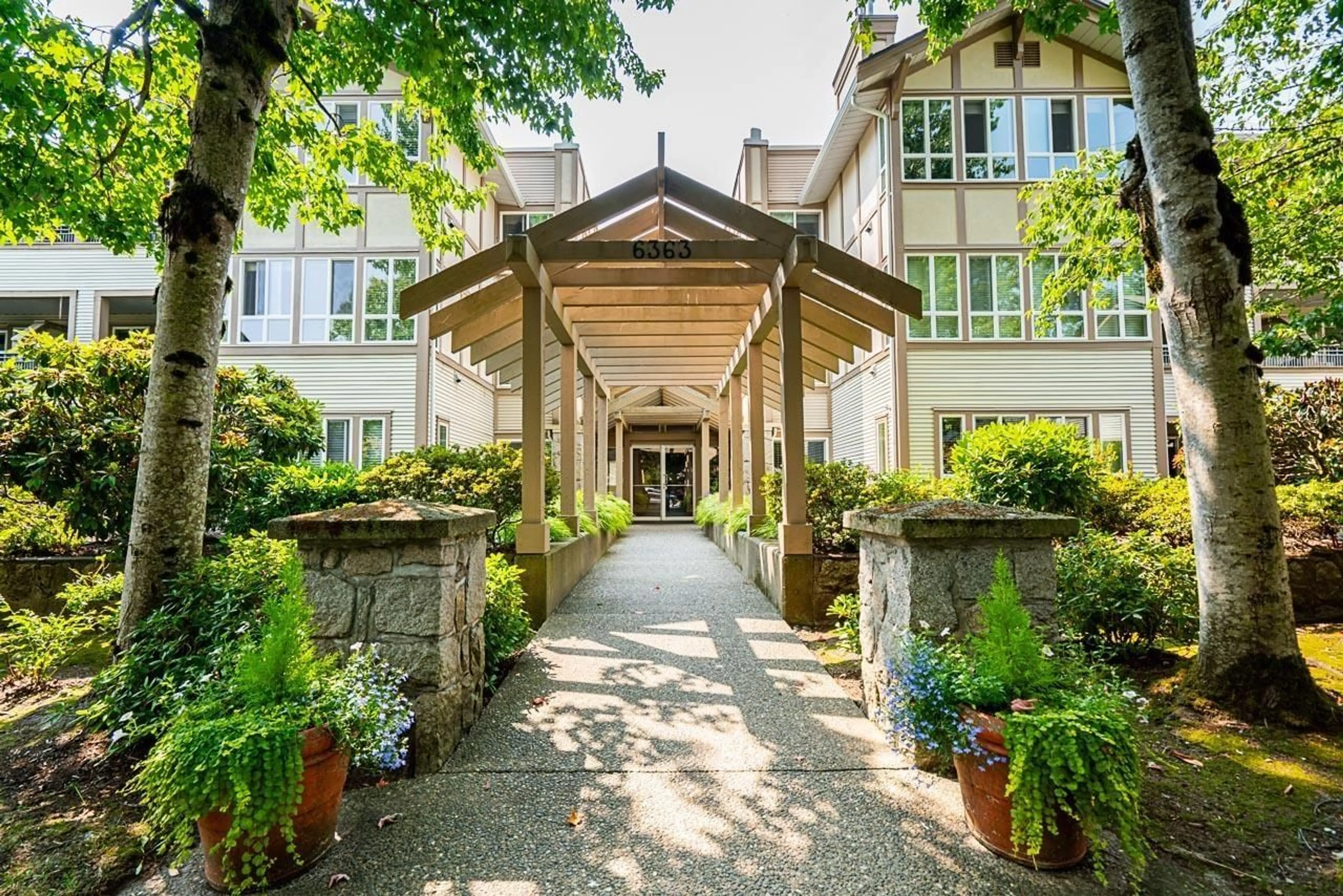 Indoor foyer for 207 - 6363 121, Surrey British Columbia V3X3K6