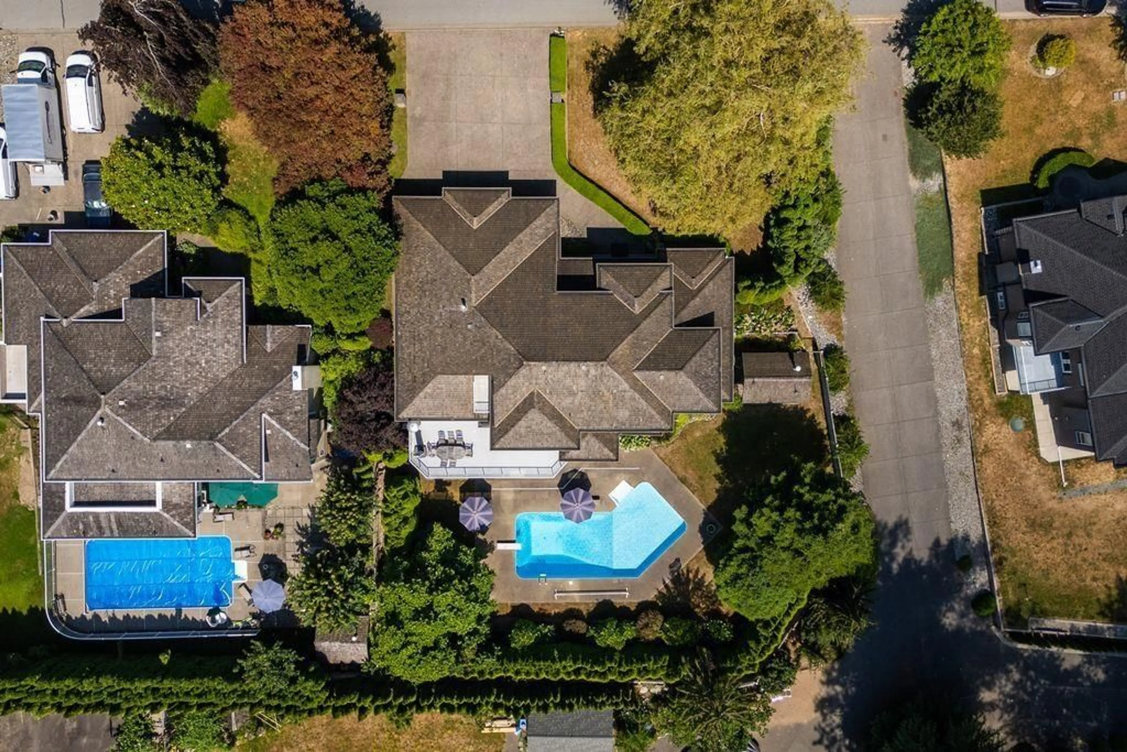 A pic from outside/outdoor area/front of a property/back of a property/a pic from drone, unknown for 16672 77, Surrey British Columbia V3S8G1