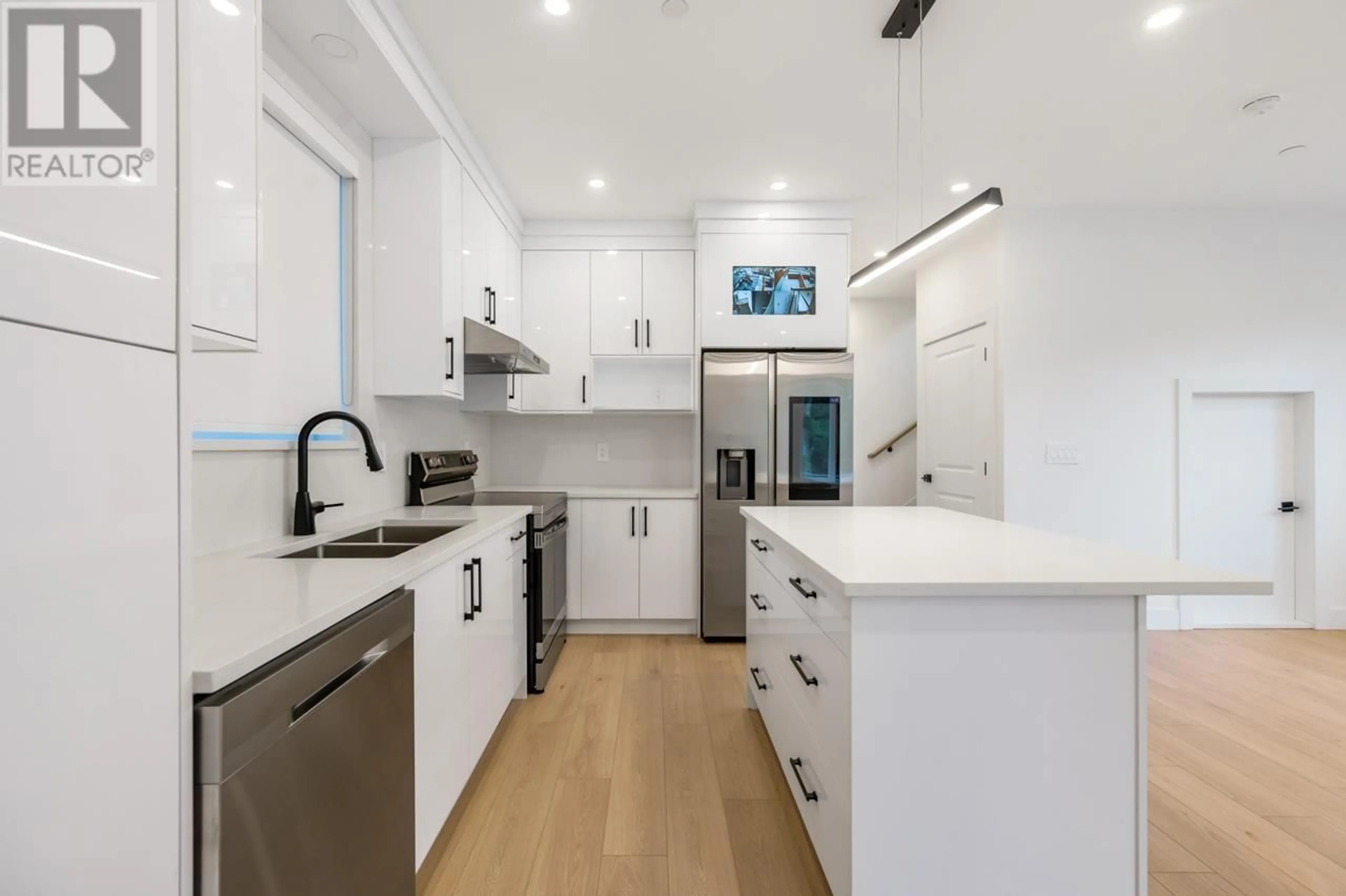 Contemporary kitchen, unknown for 1 - 3090 VANNESS AVENUE, Vancouver British Columbia V5R5A1