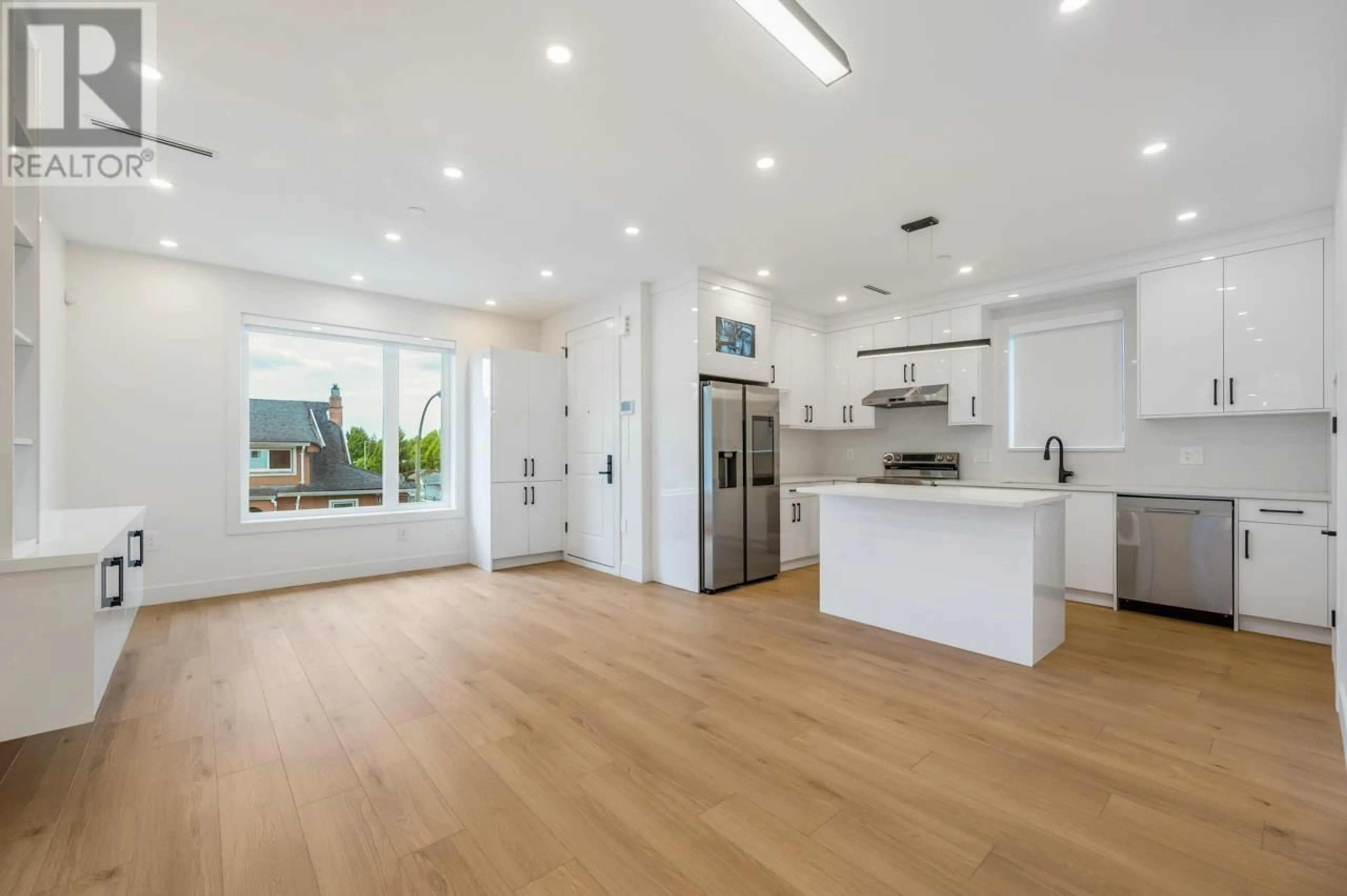 Open concept kitchen, wood/laminate floor for 3 - 3090 VANNESS AVENUE, Vancouver British Columbia V5R5A1