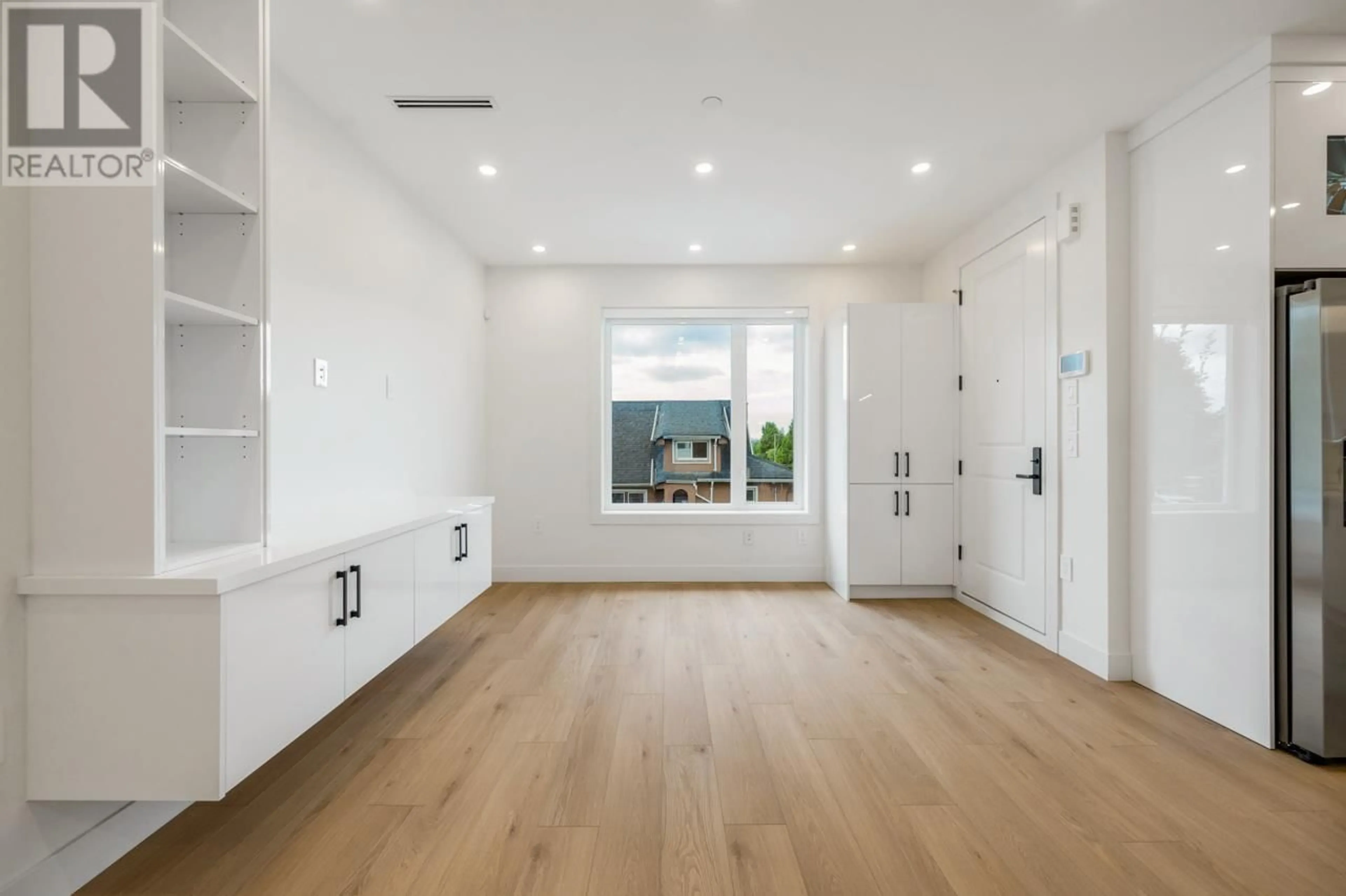 Indoor entryway for 3 - 3090 VANNESS AVENUE, Vancouver British Columbia V5R5A1
