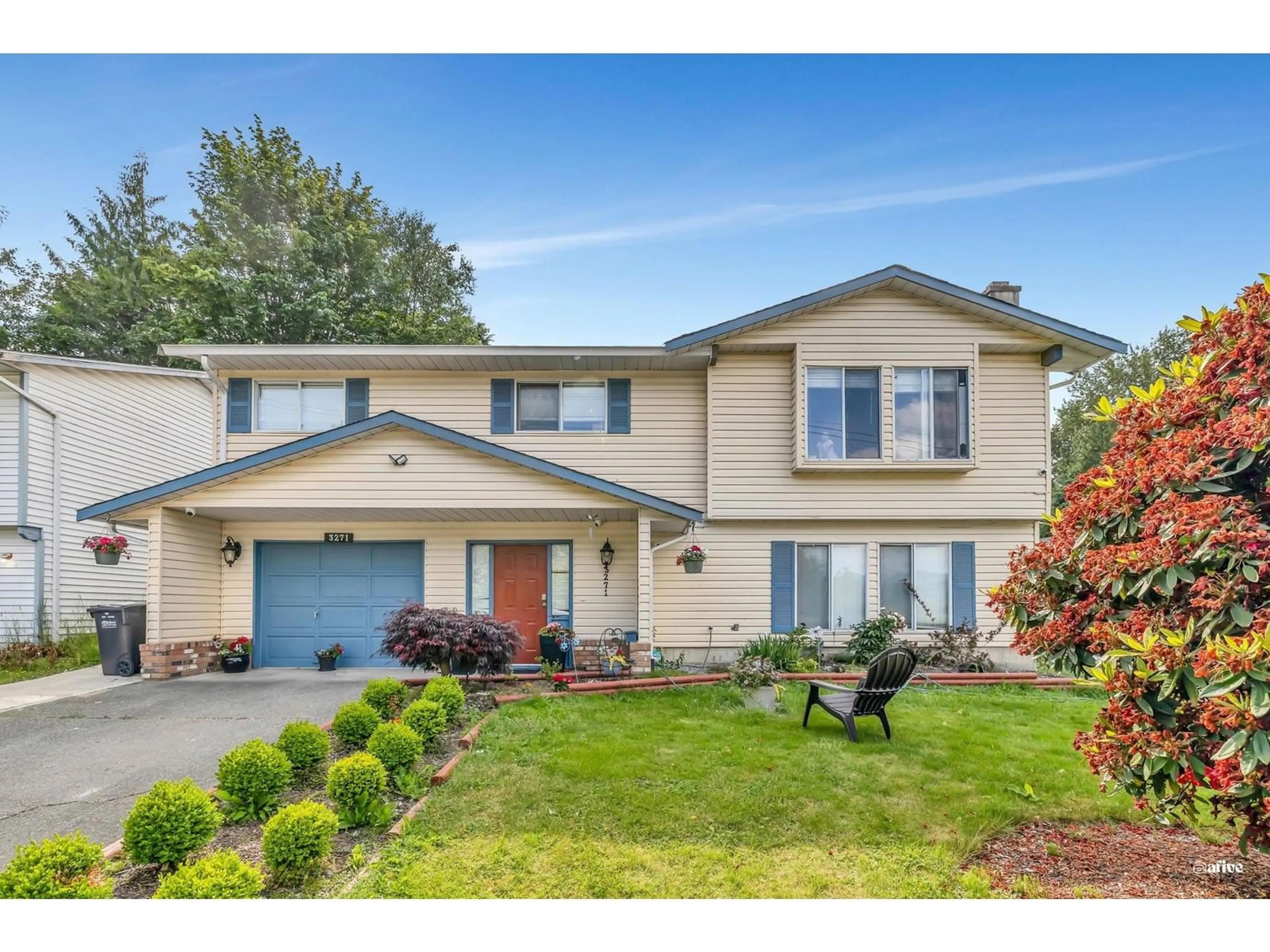 Home with vinyl exterior material, street for 3271 HORN, Abbotsford British Columbia V2S7B8