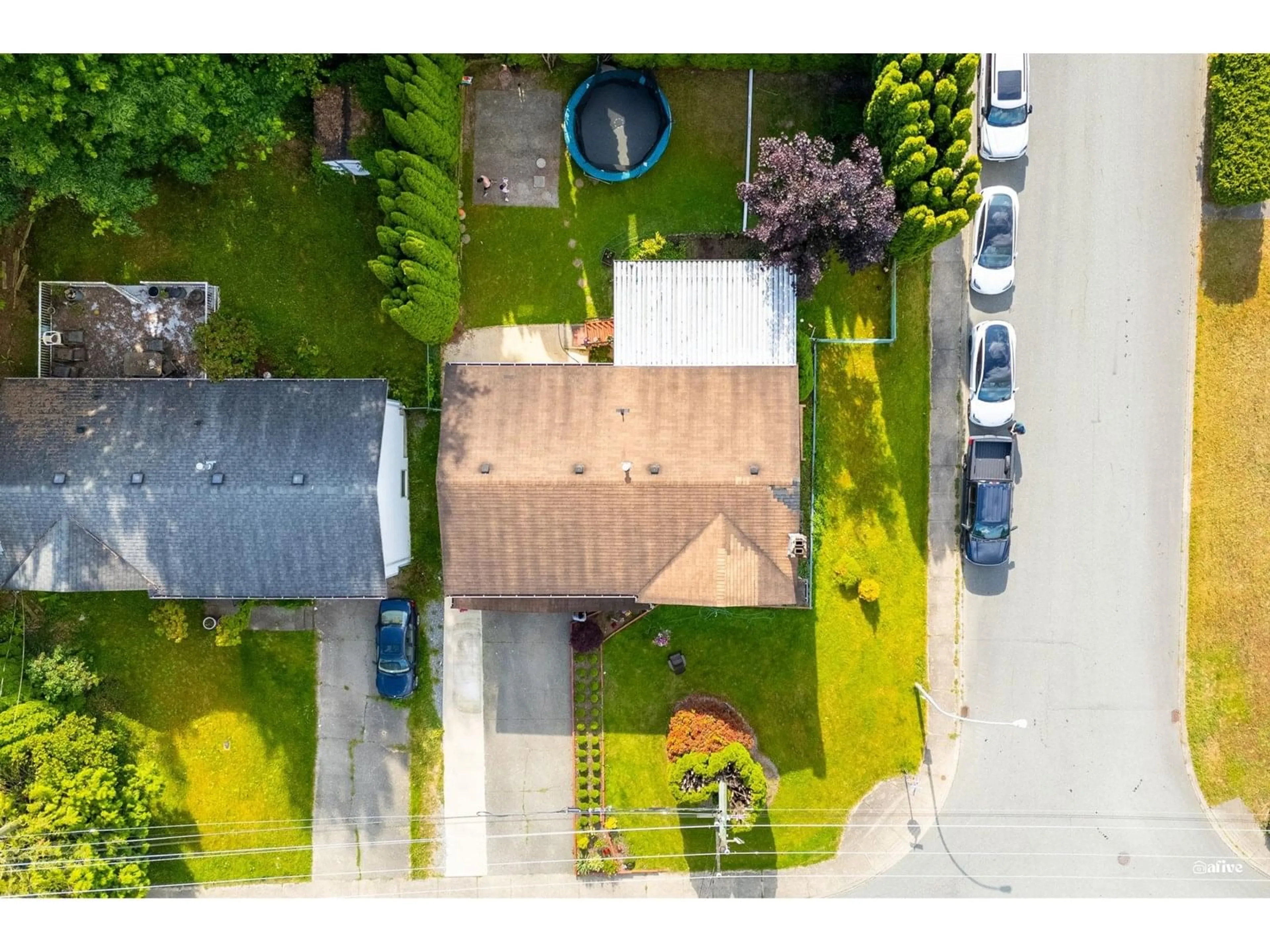 A pic from outside/outdoor area/front of a property/back of a property/a pic from drone, street for 3271 HORN, Abbotsford British Columbia V2S7B8