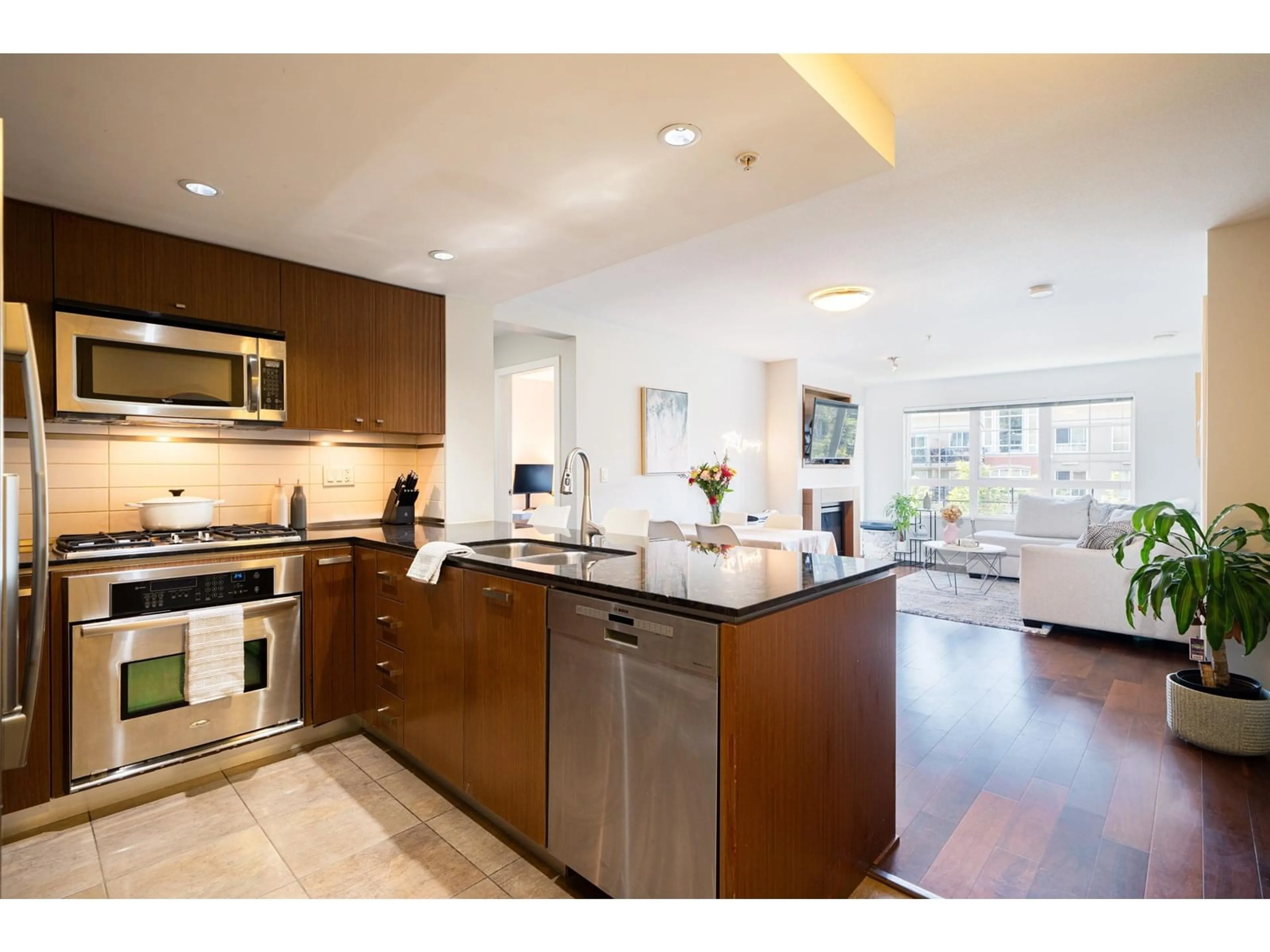 Open concept kitchen, ceramic/tile floor for 313 - 2940 KING GEORGE, Surrey British Columbia V4P0E4