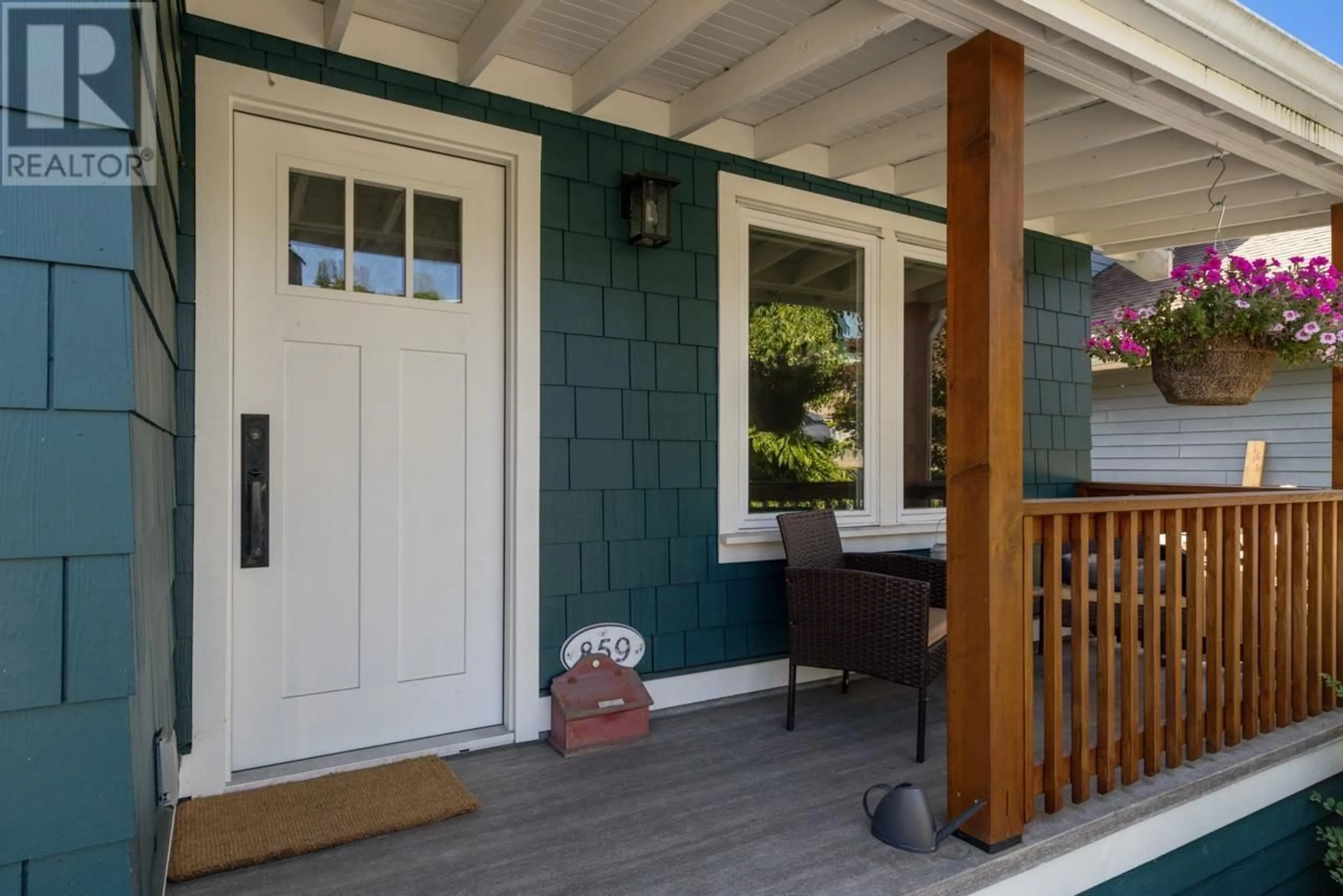 Indoor entryway for 859 CALVERHALL STREET, North Vancouver British Columbia V7L1X8