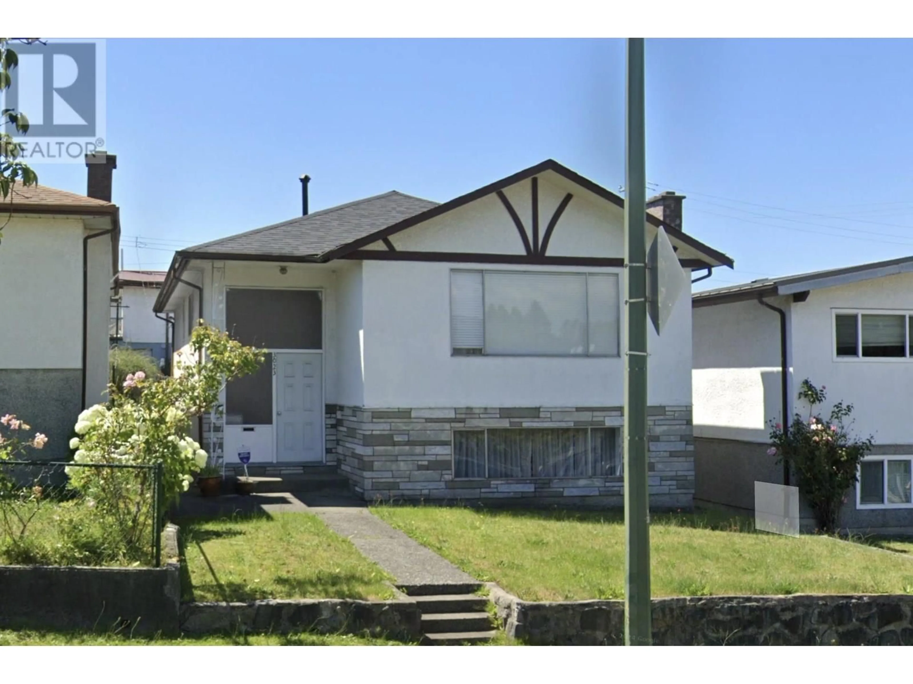 A pic from outside/outdoor area/front of a property/back of a property/a pic from drone, street for 3023 RUPERT STREET, Vancouver British Columbia V5M3V1