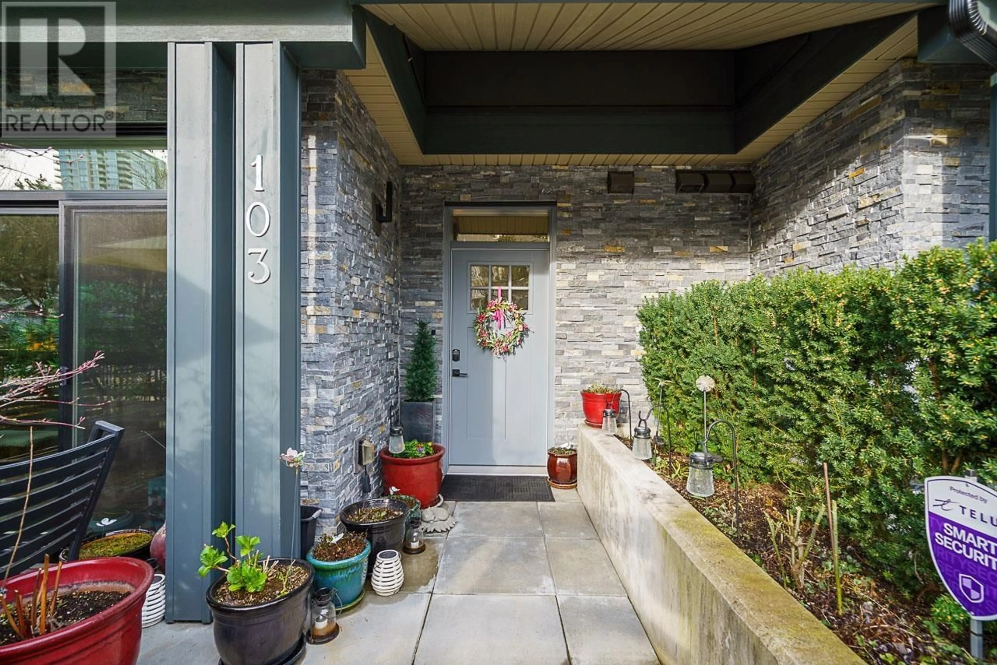 Indoor entryway for 103 - 7131 17 AVENUE, Burnaby British Columbia V3N1K8