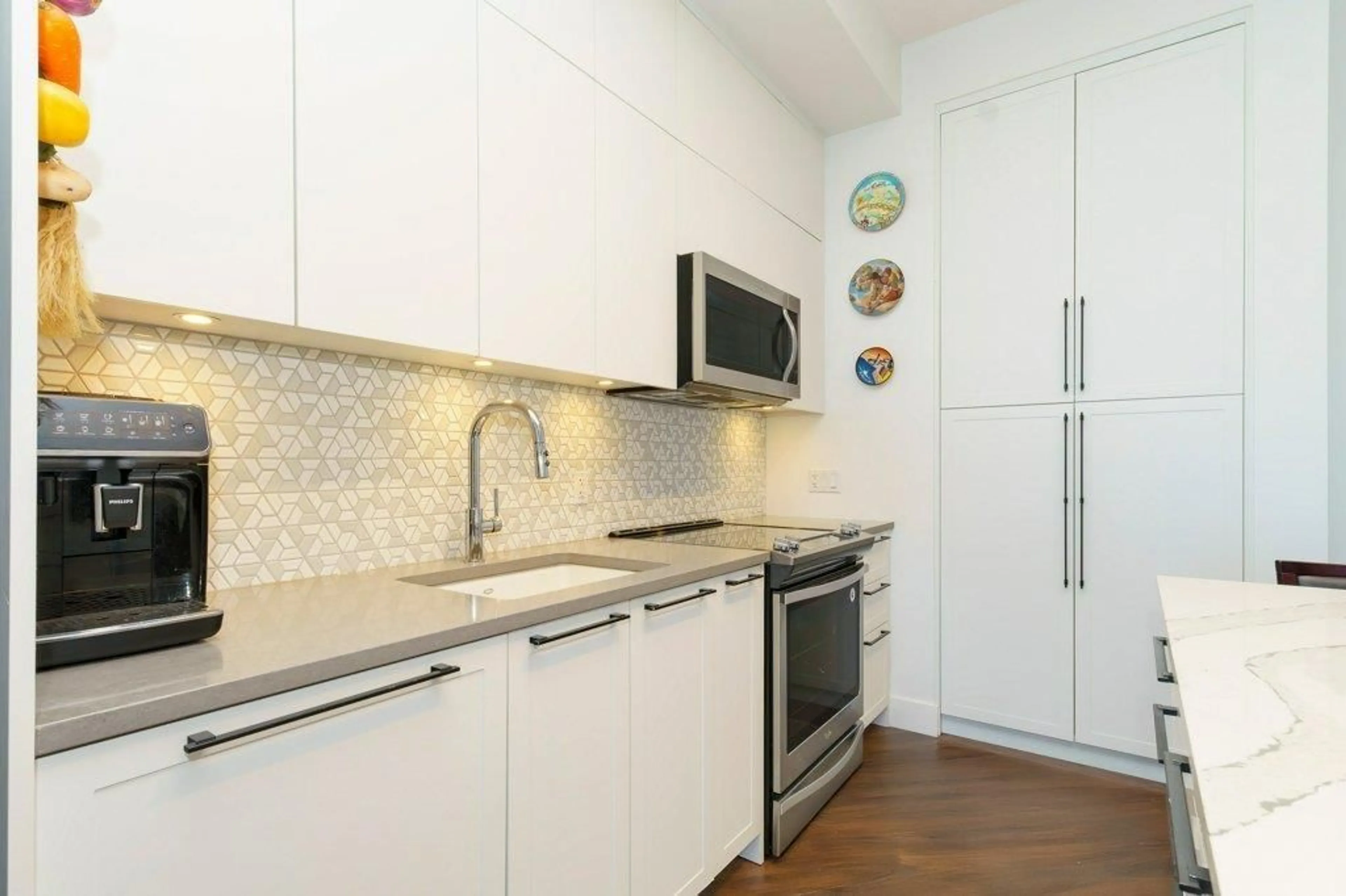 Standard kitchen, unknown for 413 - 14968 101A, Surrey British Columbia V3R0E8