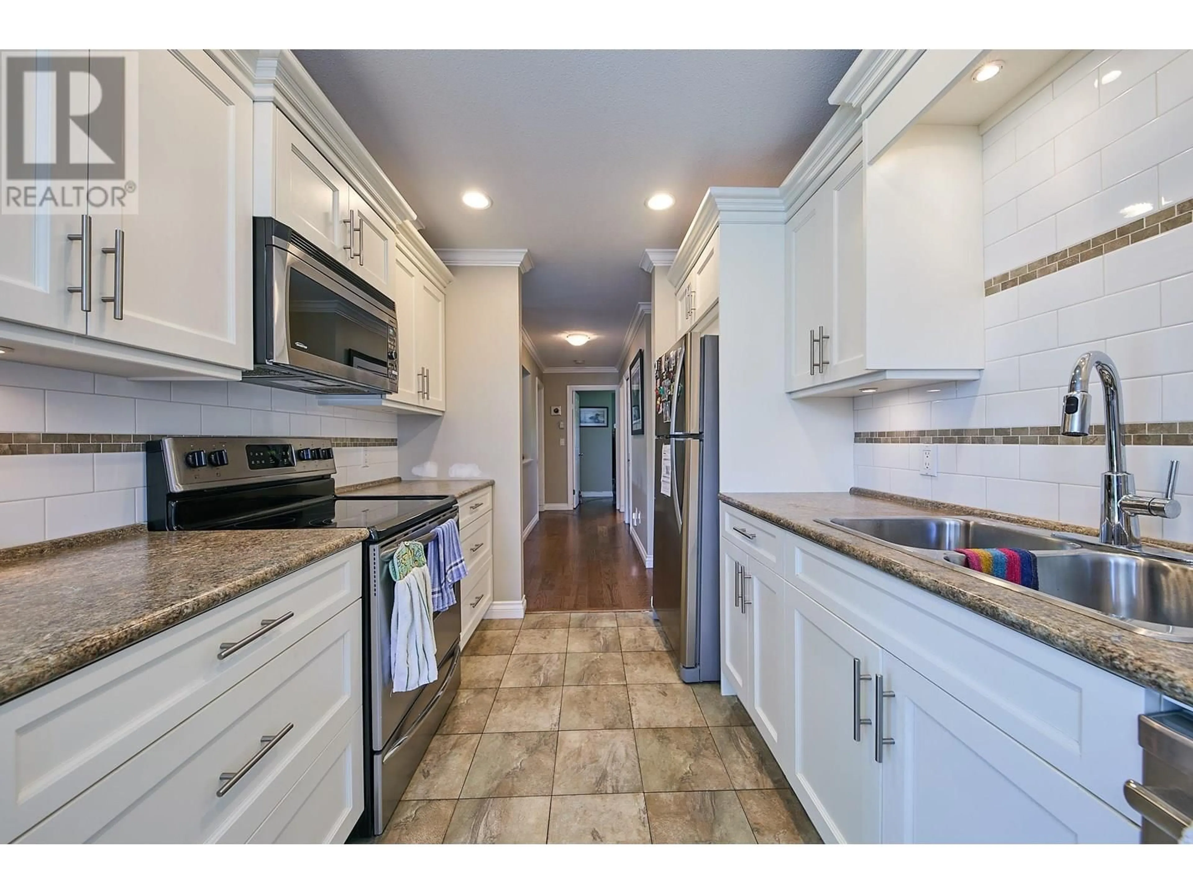 Open concept kitchen, ceramic/tile floor for 16 - 20554 118 AVENUE, Maple Ridge British Columbia V2X0S3
