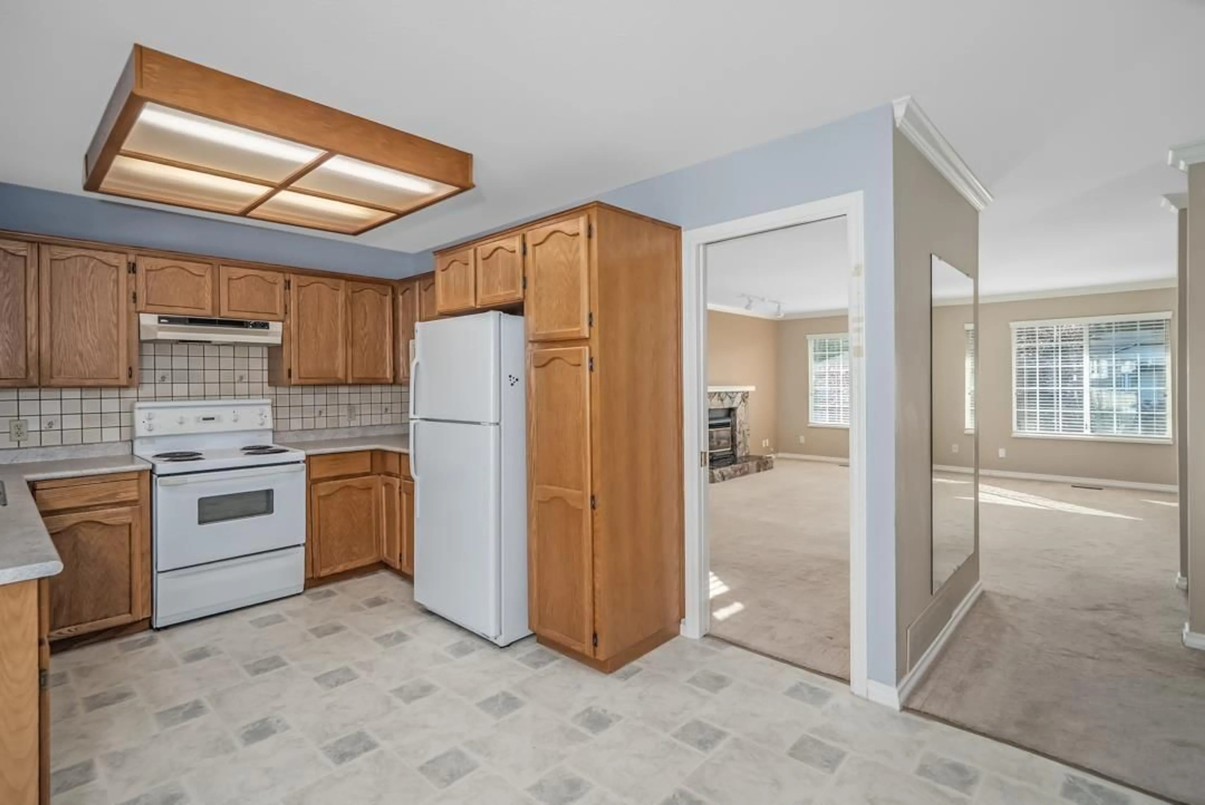 Standard kitchen, ceramic/tile floor for 2909 CROSSLEY, Abbotsford British Columbia V2T5H1