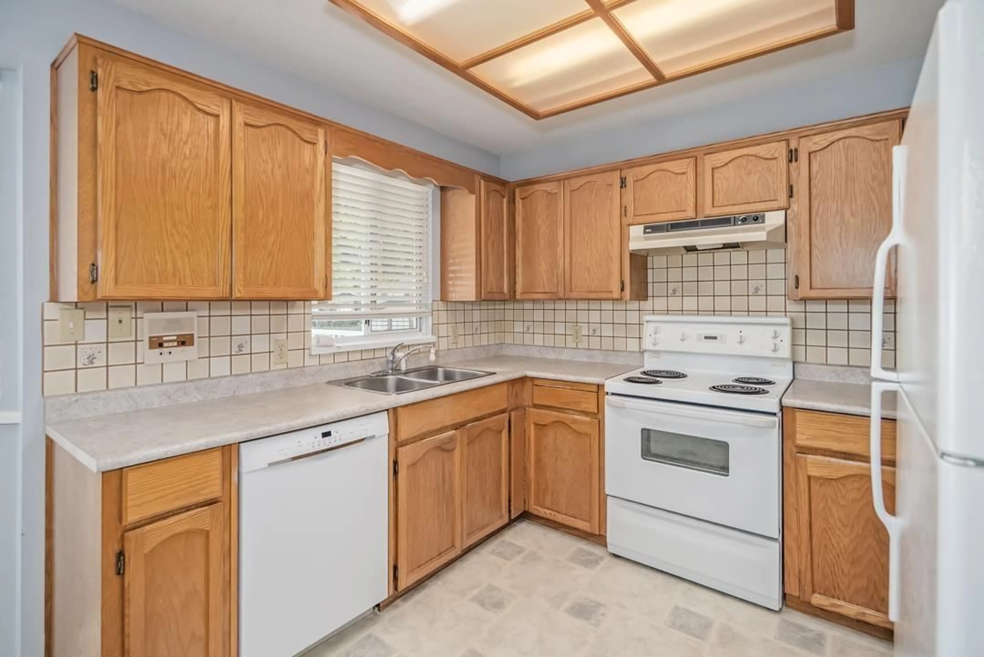 Standard kitchen, ceramic/tile floor for 2909 CROSSLEY, Abbotsford British Columbia V2T5H1