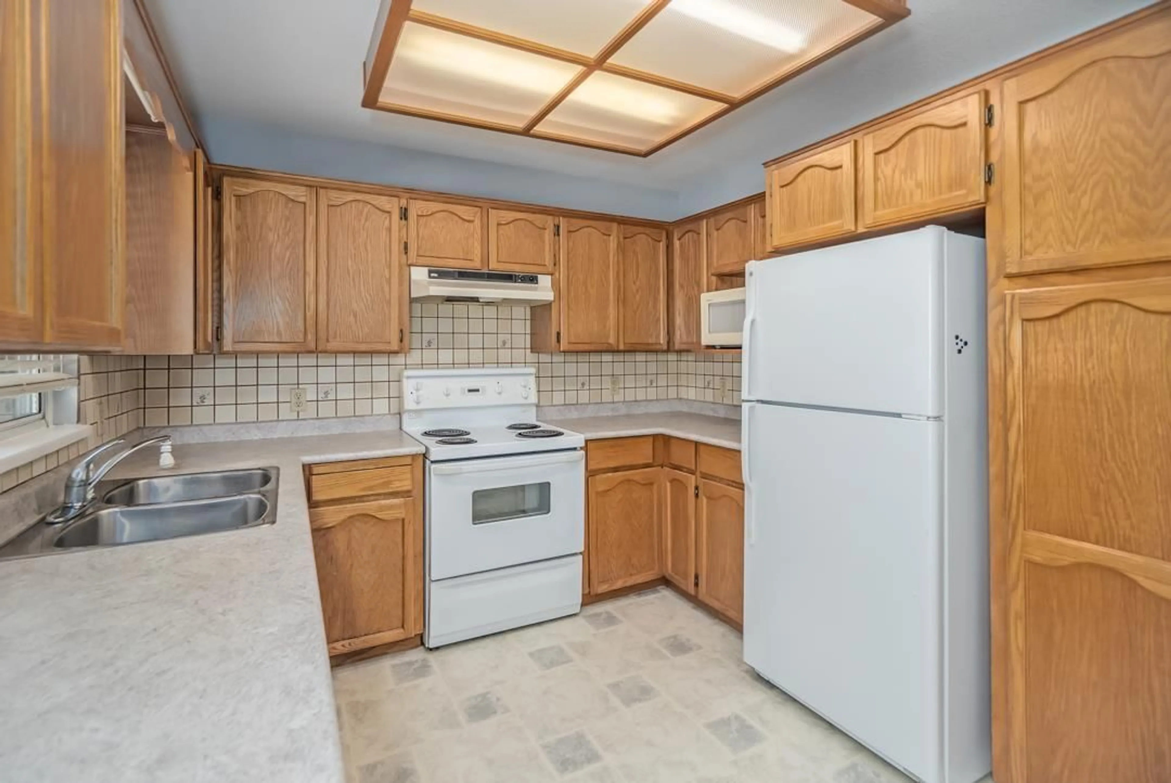 Standard kitchen, ceramic/tile floor for 2909 CROSSLEY, Abbotsford British Columbia V2T5H1