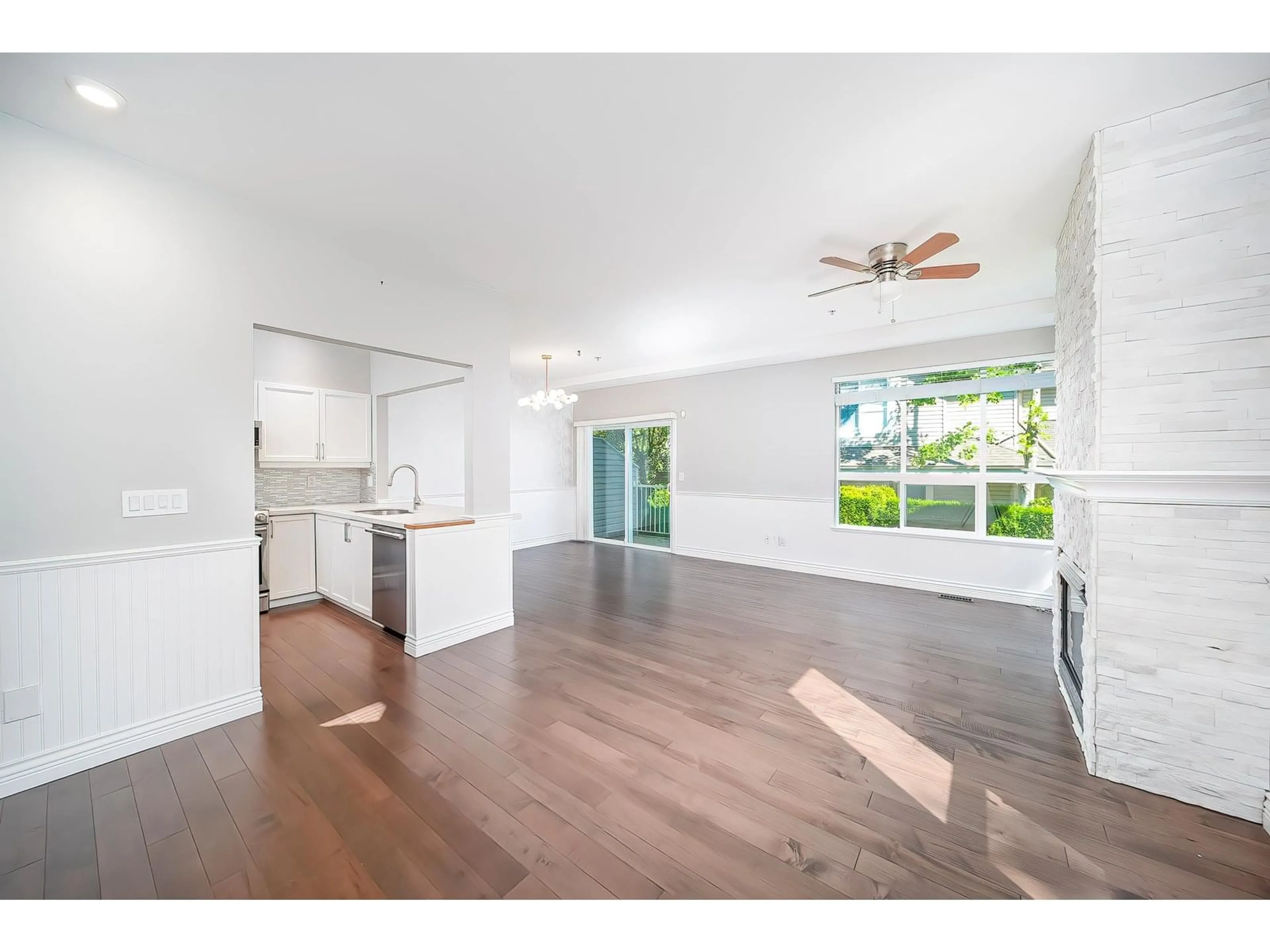 Open concept kitchen, wood/laminate floor for 24 - 8568 209, Langley British Columbia V1M4C4