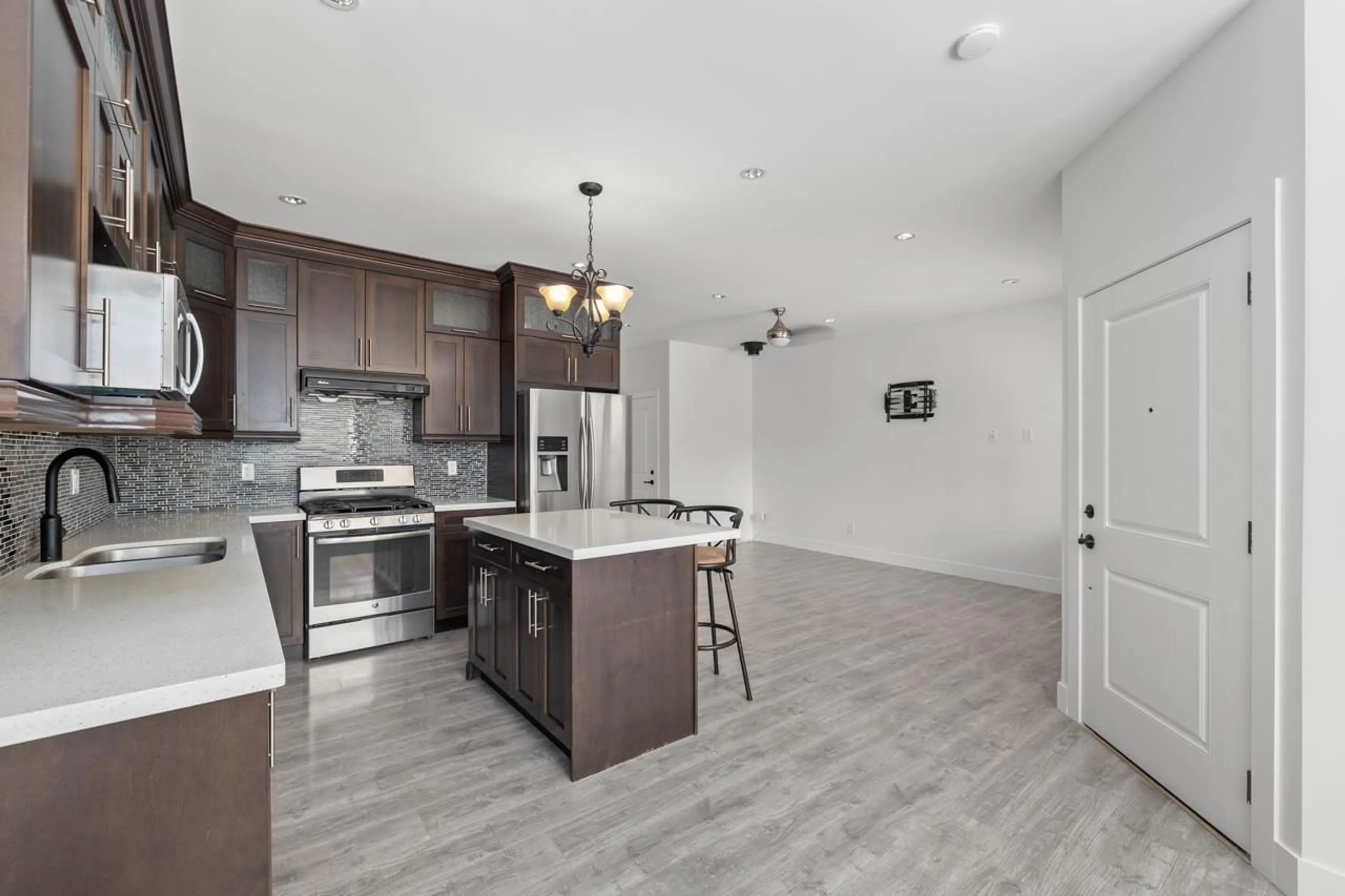 Open concept kitchen, unknown for 29819 DEWDNEY TRUNK, Mission British Columbia V4S1B7