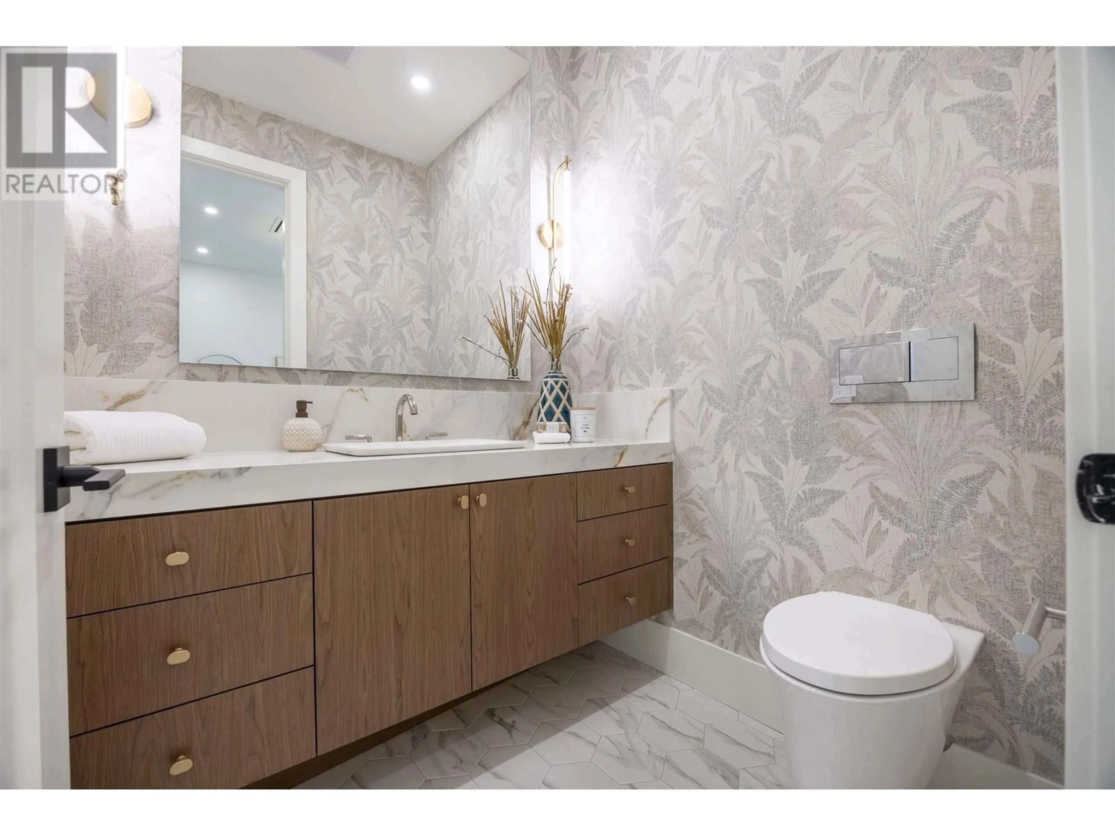 Contemporary bathroom, ceramic/tile floor for 2 - 6950 UNION STREET, Burnaby British Columbia V5B1X5