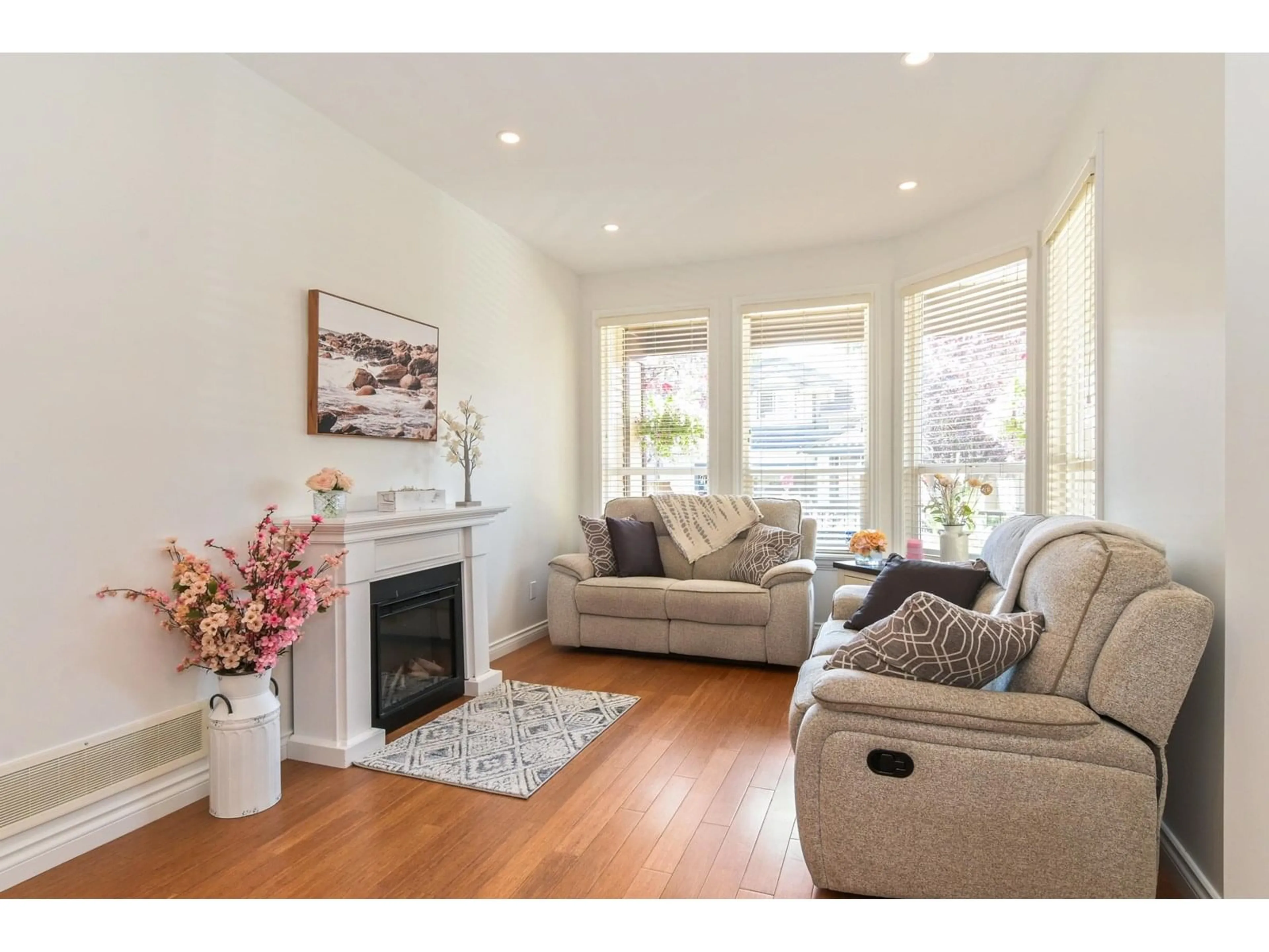 Living room with furniture, wood/laminate floor for 21671 89A, Langley British Columbia V1M4C6