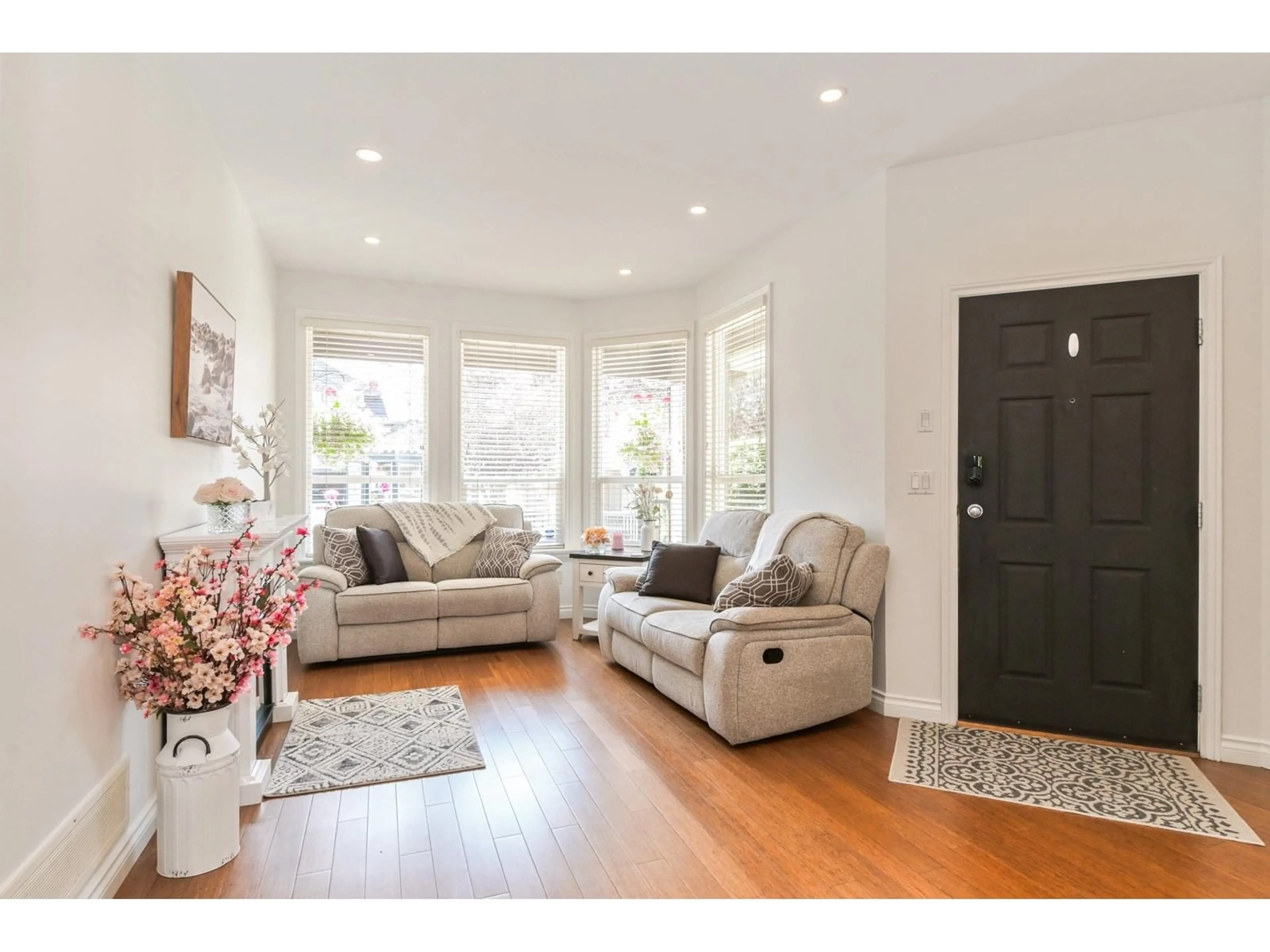 Living room with furniture, wood/laminate floor for 21671 89A, Langley British Columbia V1M4C6
