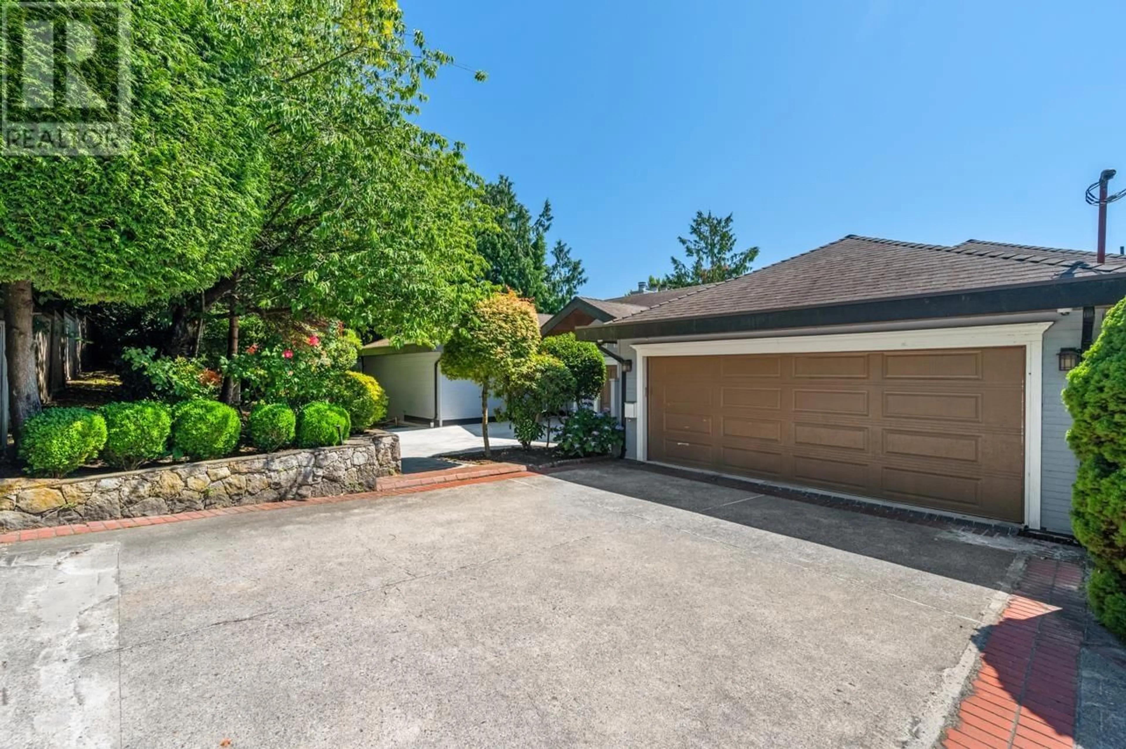 A pic from outside/outdoor area/front of a property/back of a property/a pic from drone, street for 2408 MARINE DRIVE, Vancouver British Columbia V6P6C2