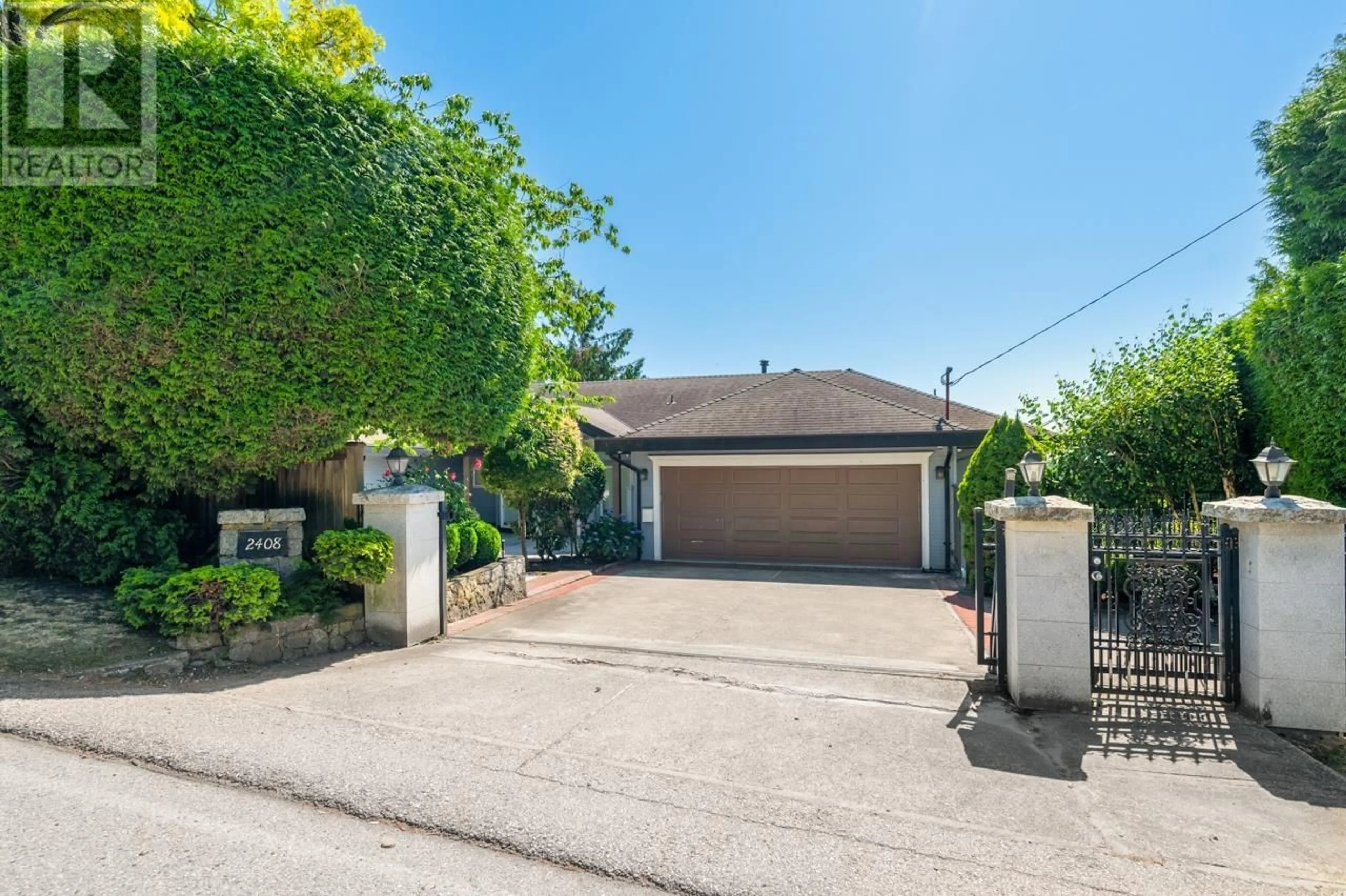 A pic from outside/outdoor area/front of a property/back of a property/a pic from drone, street for 2408 MARINE DRIVE, Vancouver British Columbia V6P6C2
