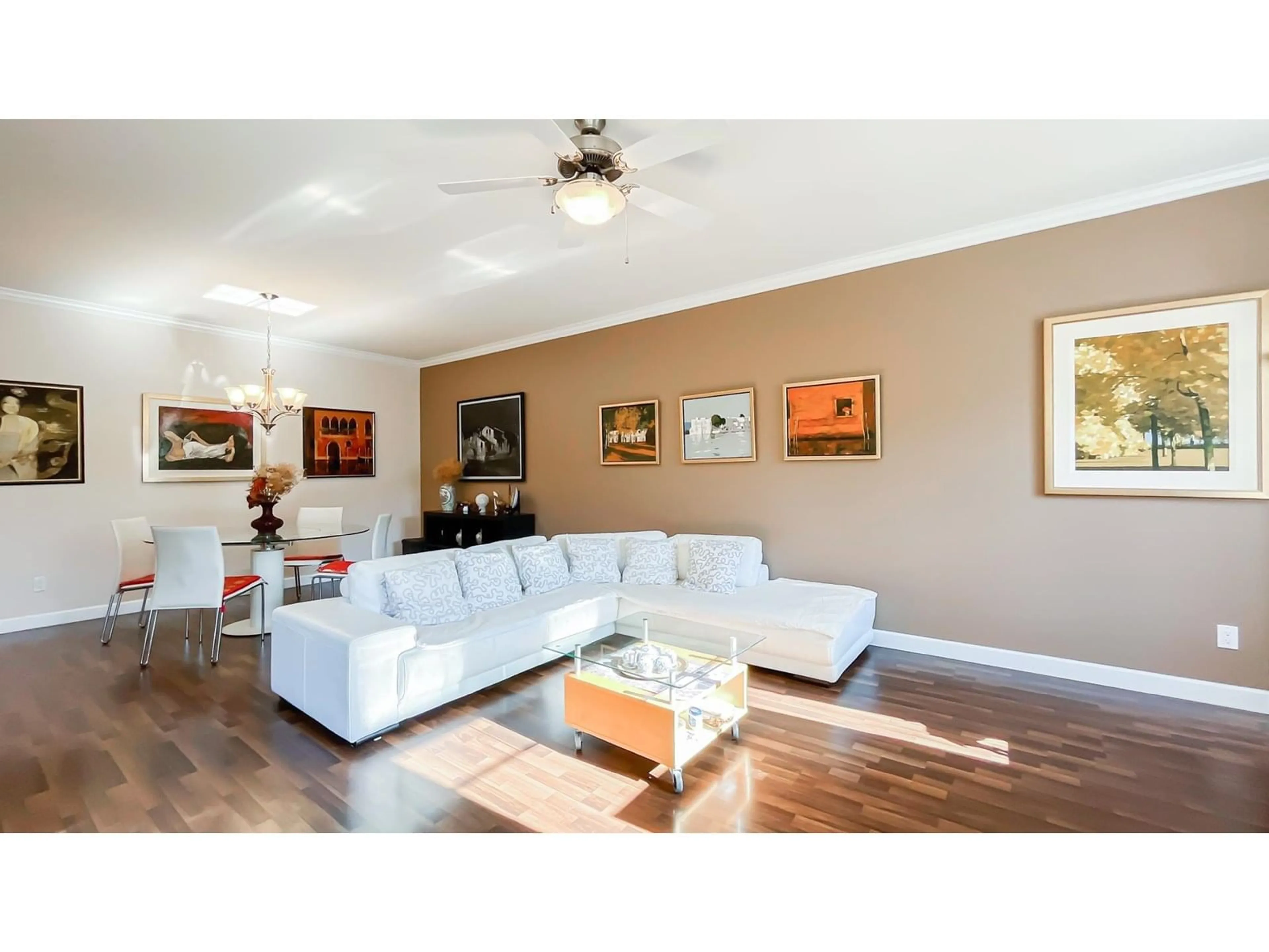 Living room with furniture, wood/laminate floor for 1 - 8633 159, Surrey British Columbia V4N5W1