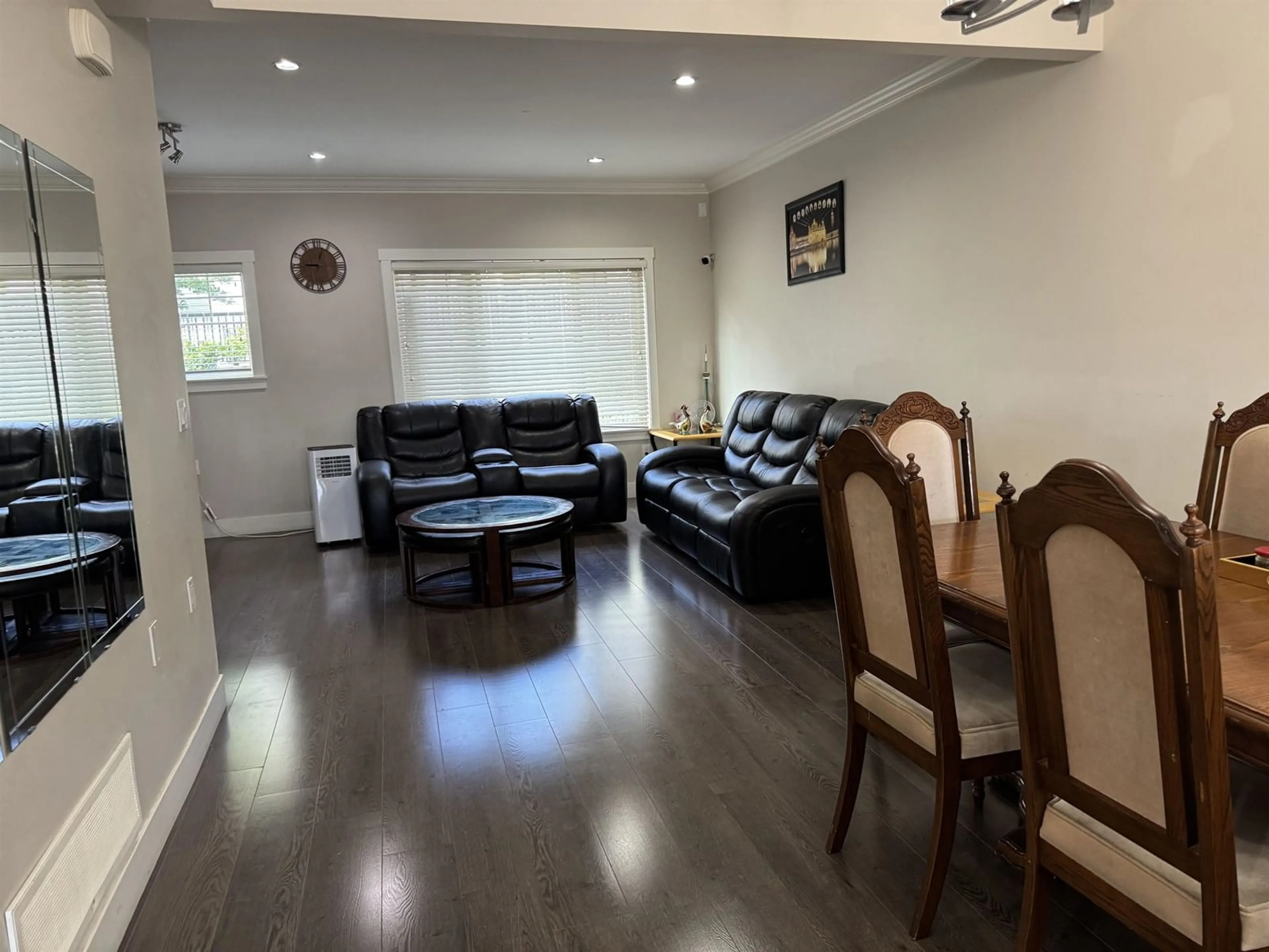 Living room with furniture, wood/laminate floor for 48 - 19097 64, Surrey British Columbia V3S6X5