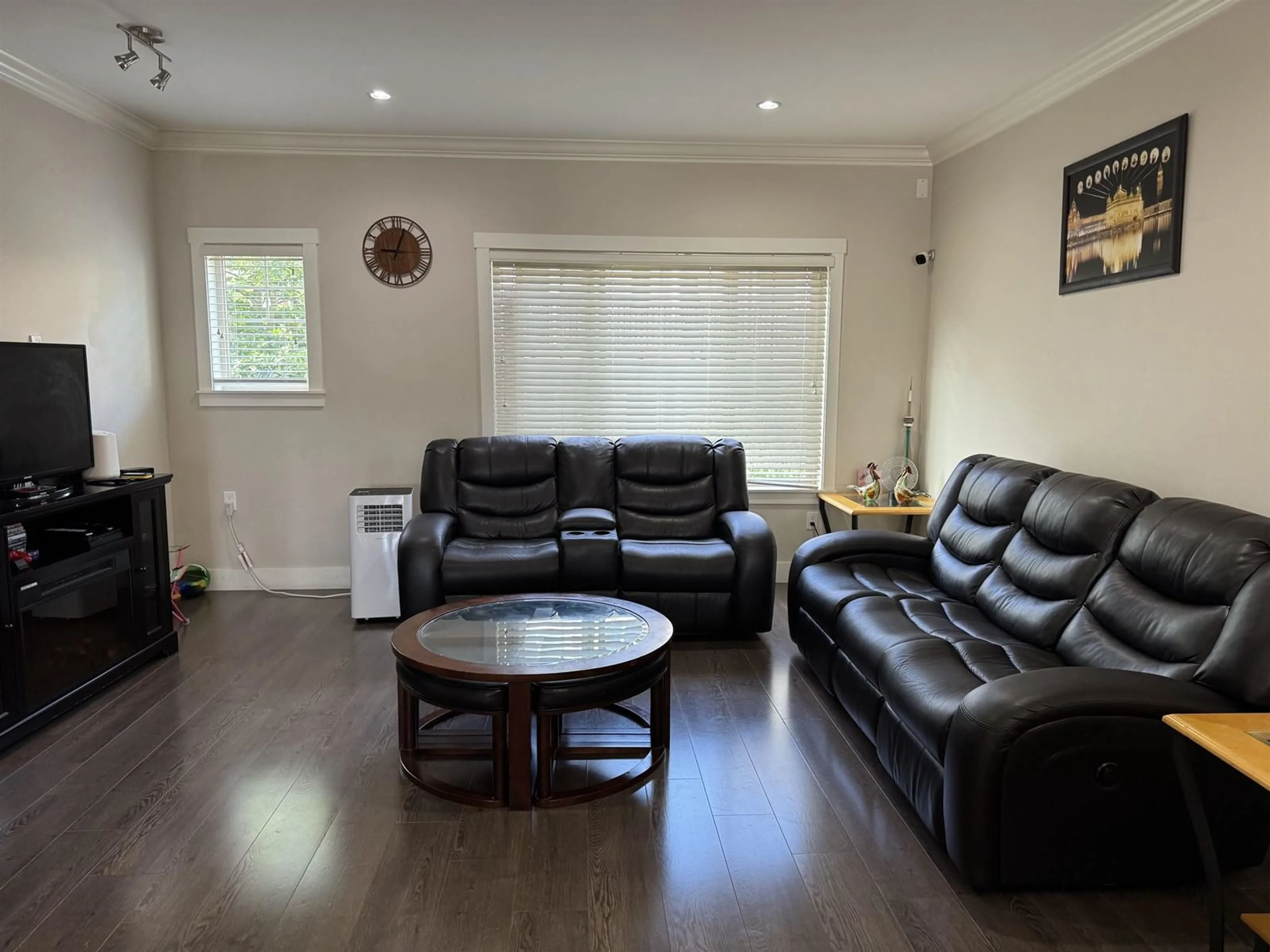 Living room with furniture, wood/laminate floor for 48 - 19097 64, Surrey British Columbia V3S6X5