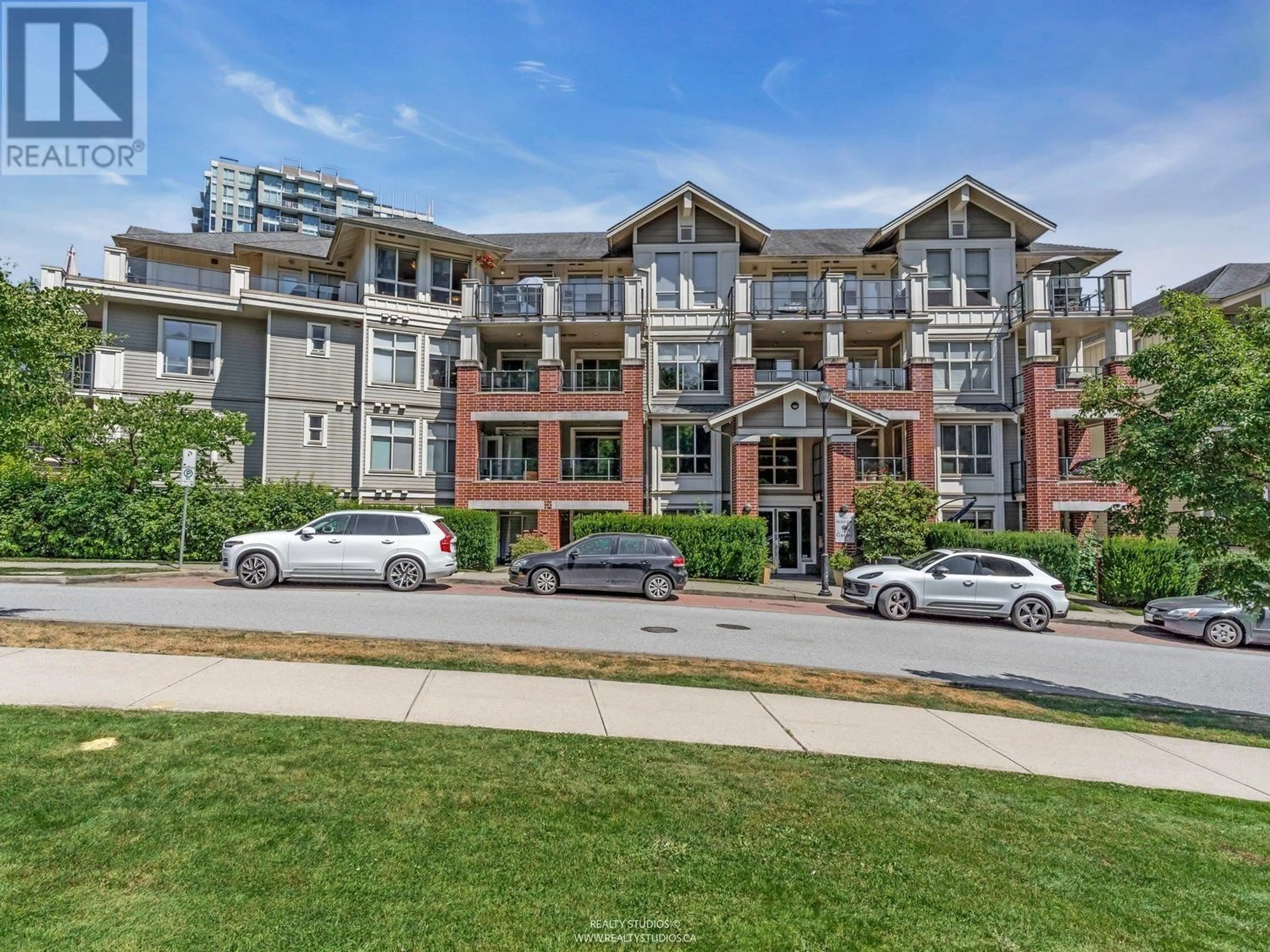 A pic from outside/outdoor area/front of a property/back of a property/a pic from drone, unknown for 402 - 285 ROSS DRIVE, New Westminster British Columbia V3L0B9