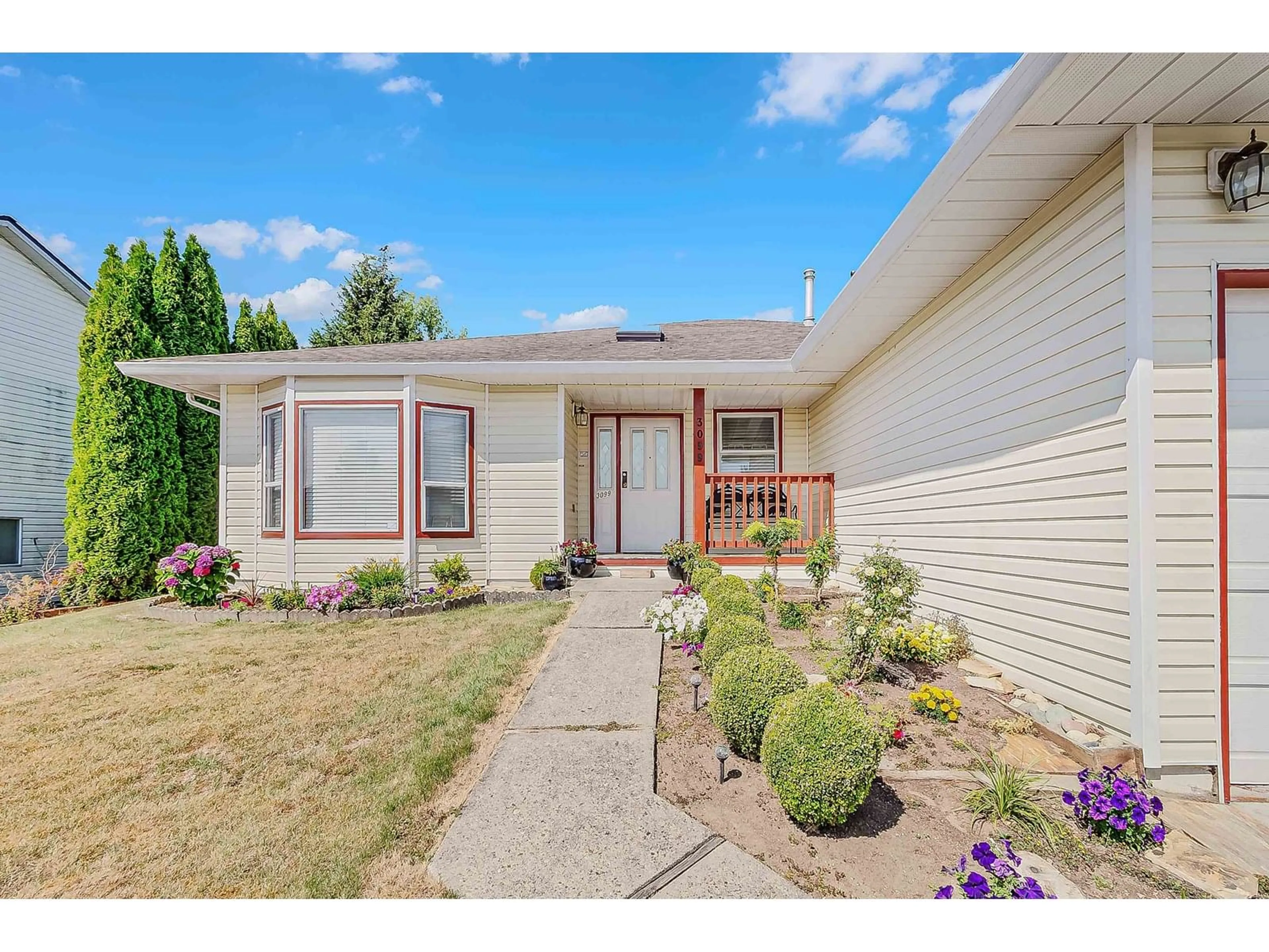 Home with vinyl exterior material, street for 3099 CURLEW, Abbotsford British Columbia V2T5J3