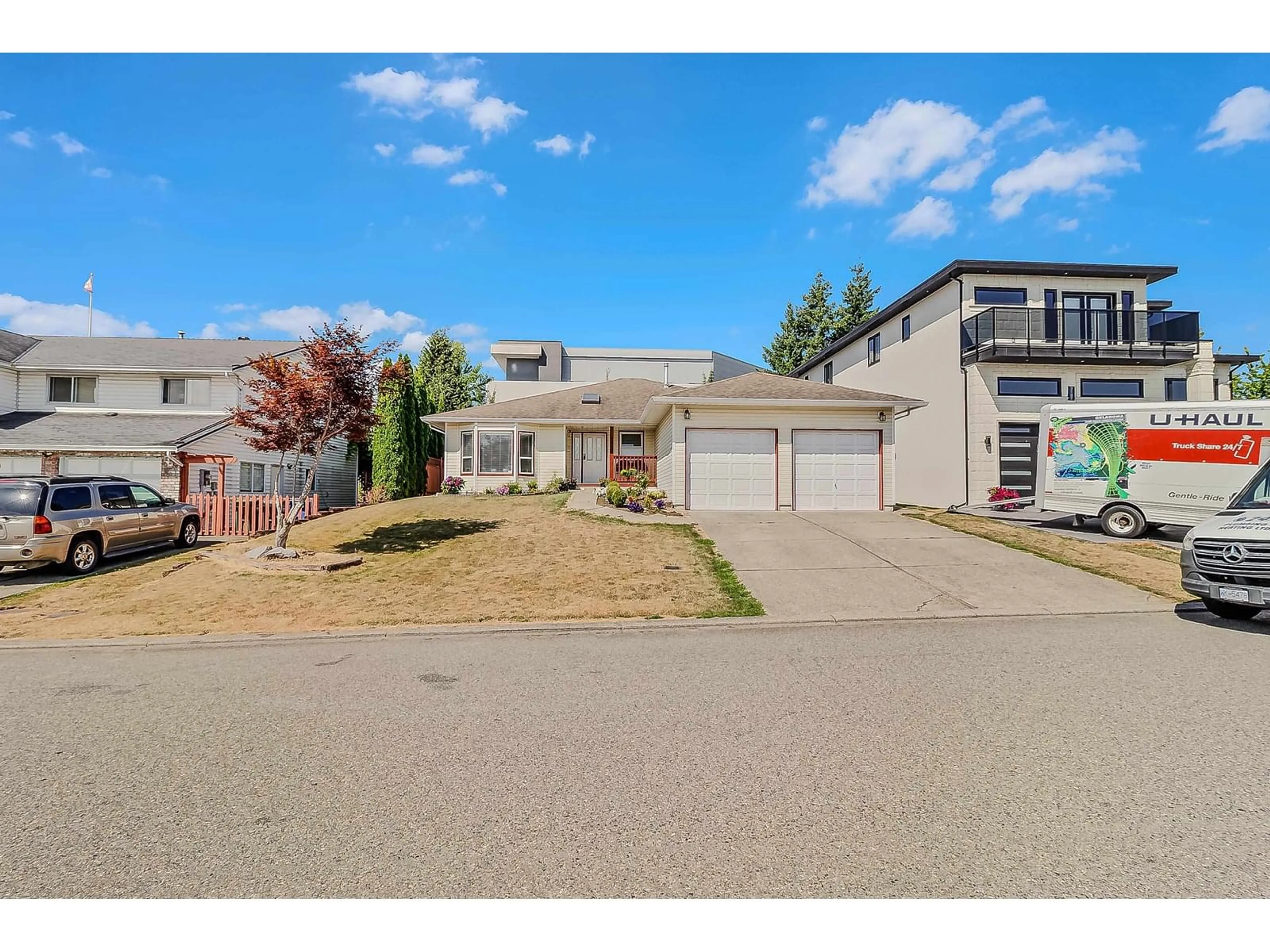 A pic from outside/outdoor area/front of a property/back of a property/a pic from drone, street for 3099 CURLEW, Abbotsford British Columbia V2T5J3