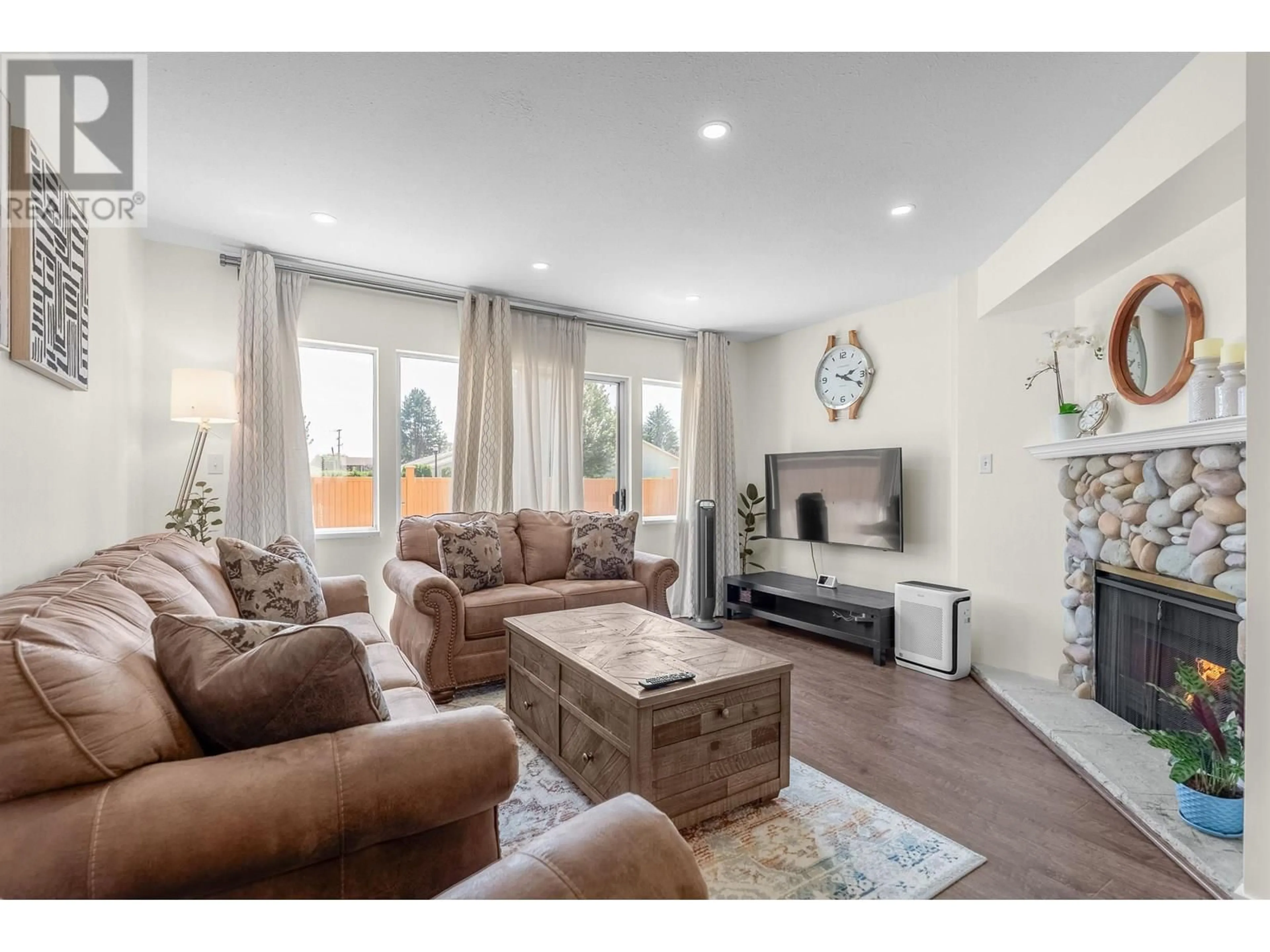 Living room with furniture, unknown for 4 - 19240 119 AVENUE, Pitt Meadows British Columbia V3Y2E8