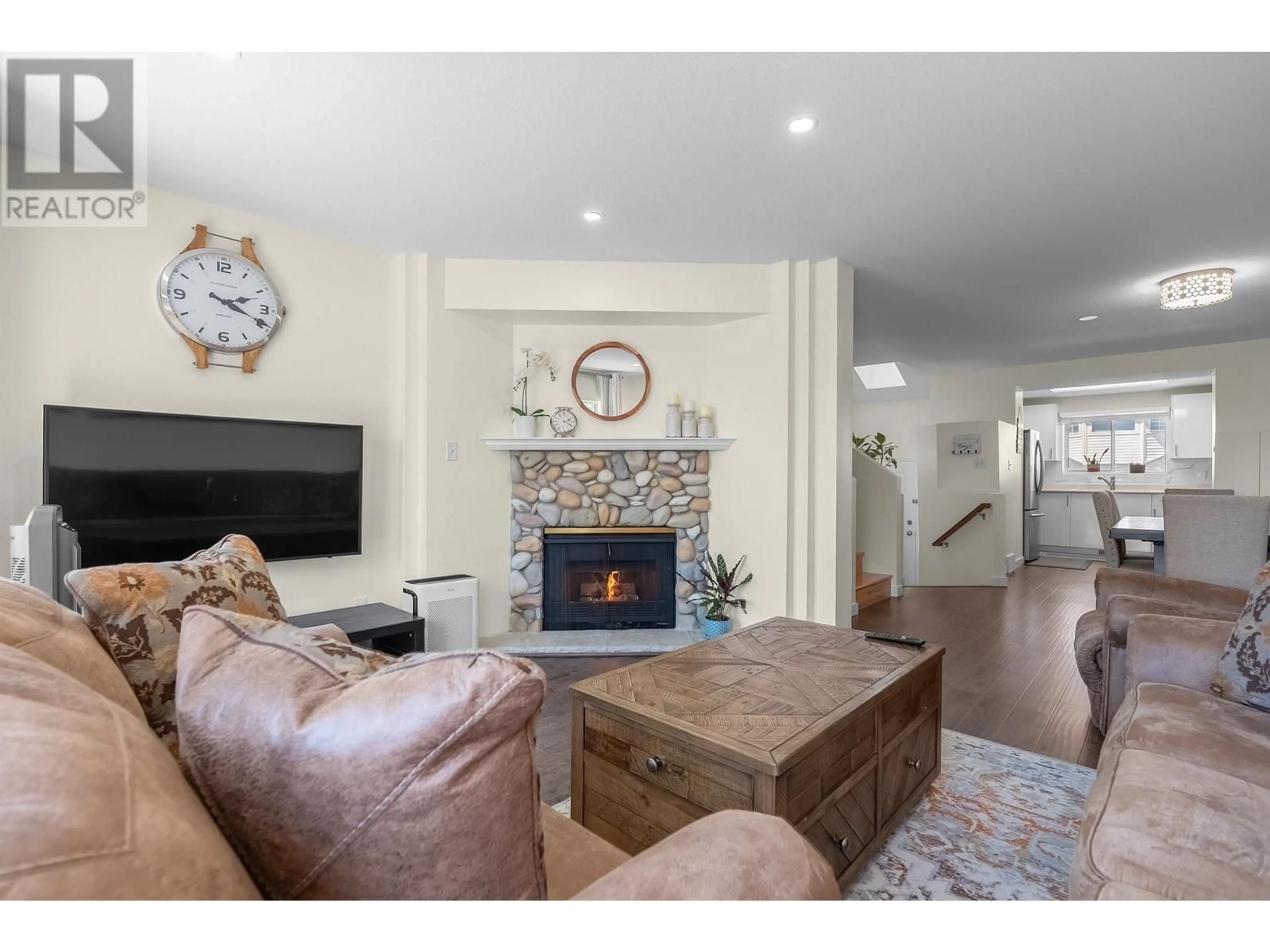 Living room with furniture, unknown for 4 - 19240 119 AVENUE, Pitt Meadows British Columbia V3Y2E8