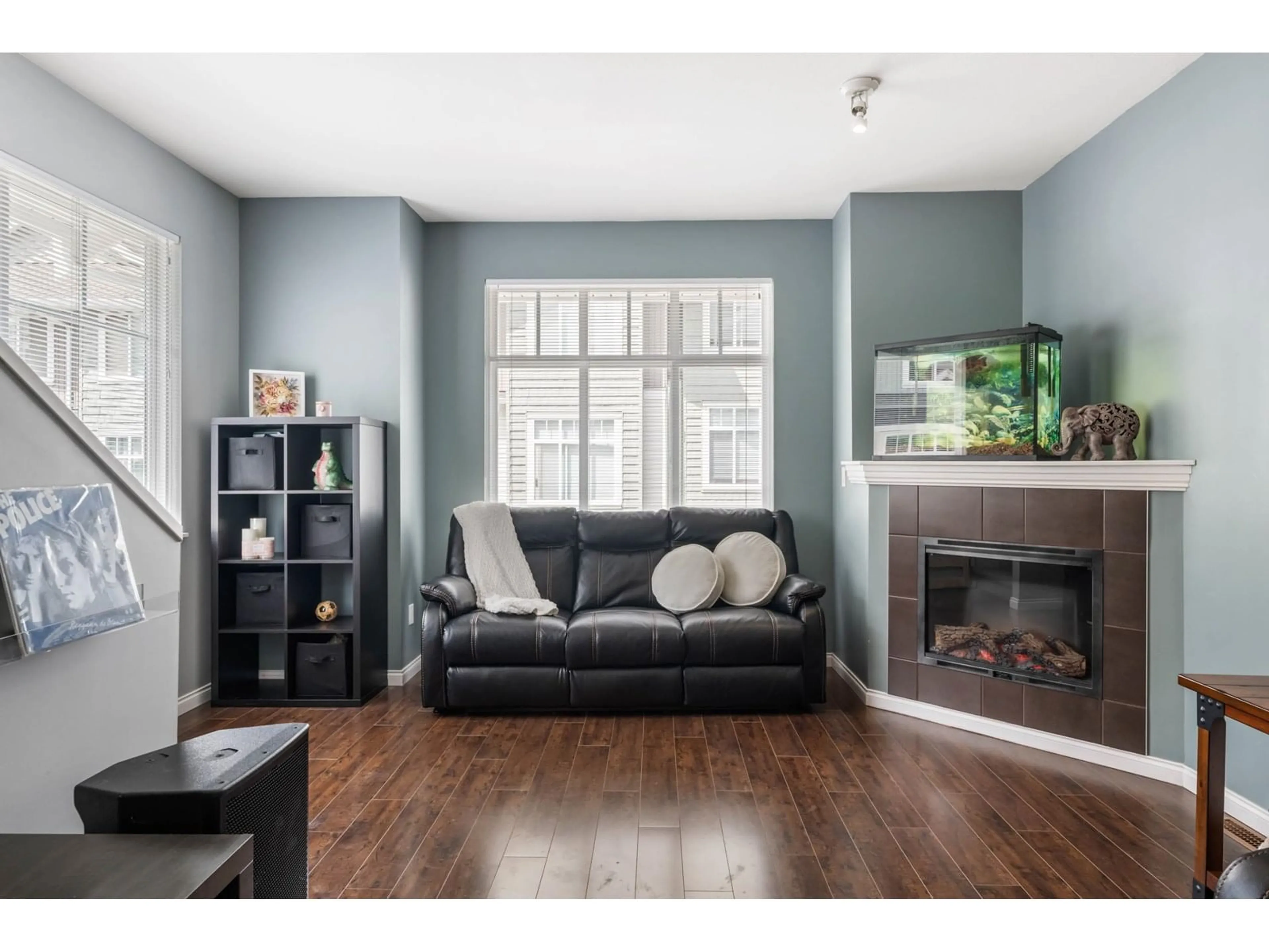 Living room with furniture, wood/laminate floor for 24 - 19480 66, Surrey British Columbia V4N5W7