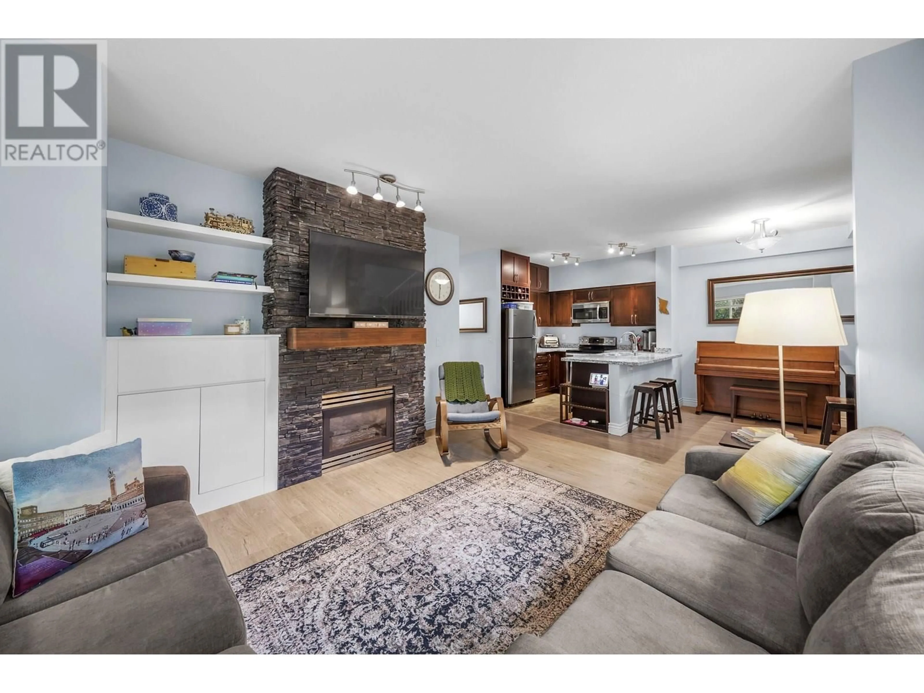 Living room with furniture, unknown for 72 - 15 FOREST PARK WAY, Port Moody British Columbia V3H5G7