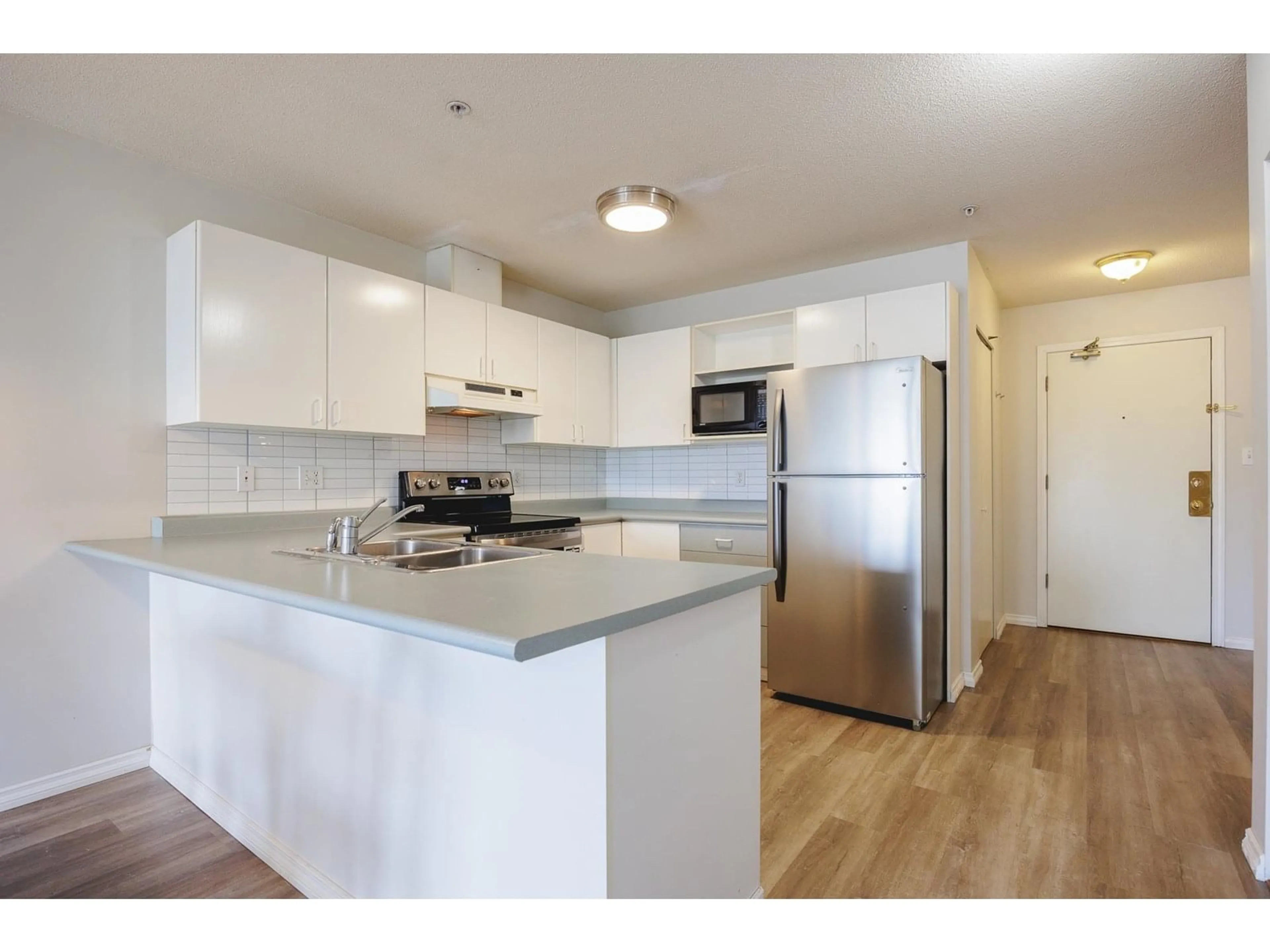 Standard kitchen, wood/laminate floor for 409 - 12130 80, Surrey British Columbia V3W0V2