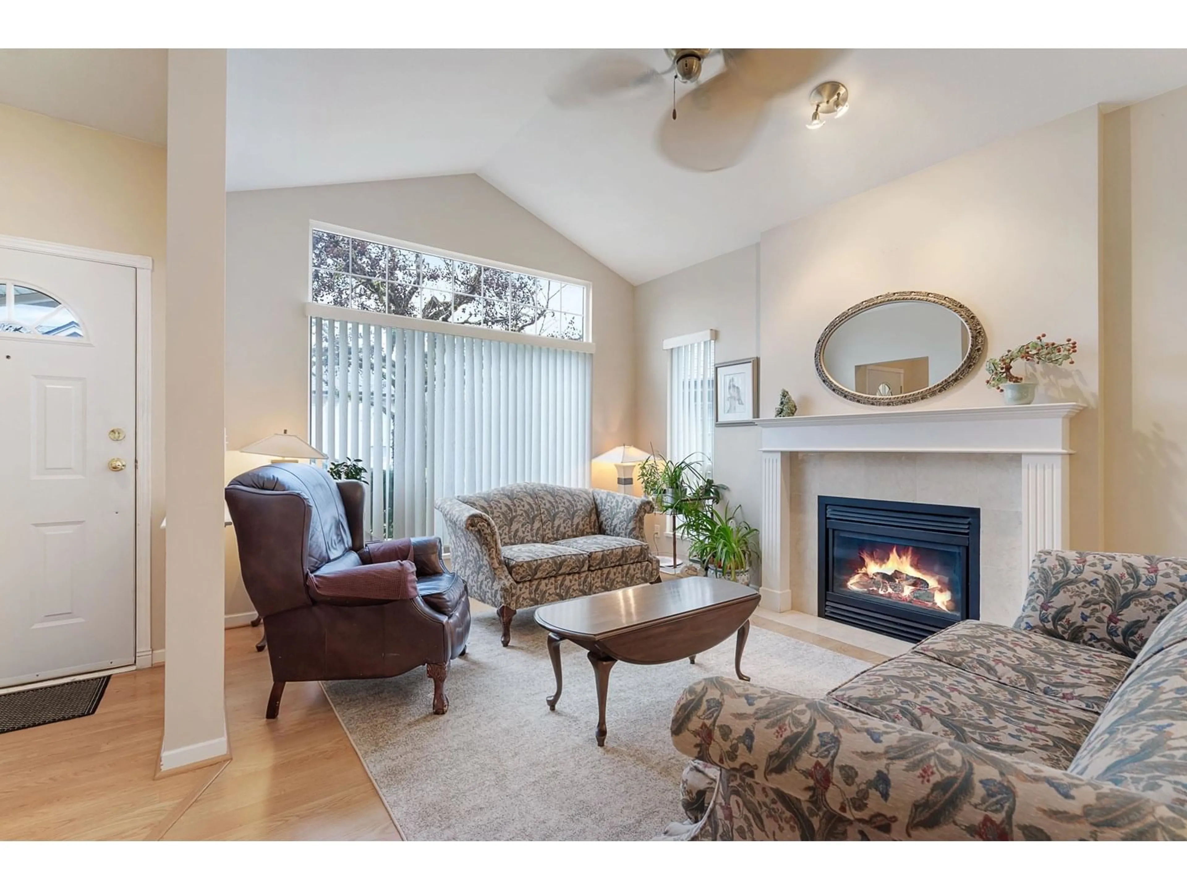 Living room with furniture, unknown for 100 - 9025 216, Langley British Columbia V1M2X6