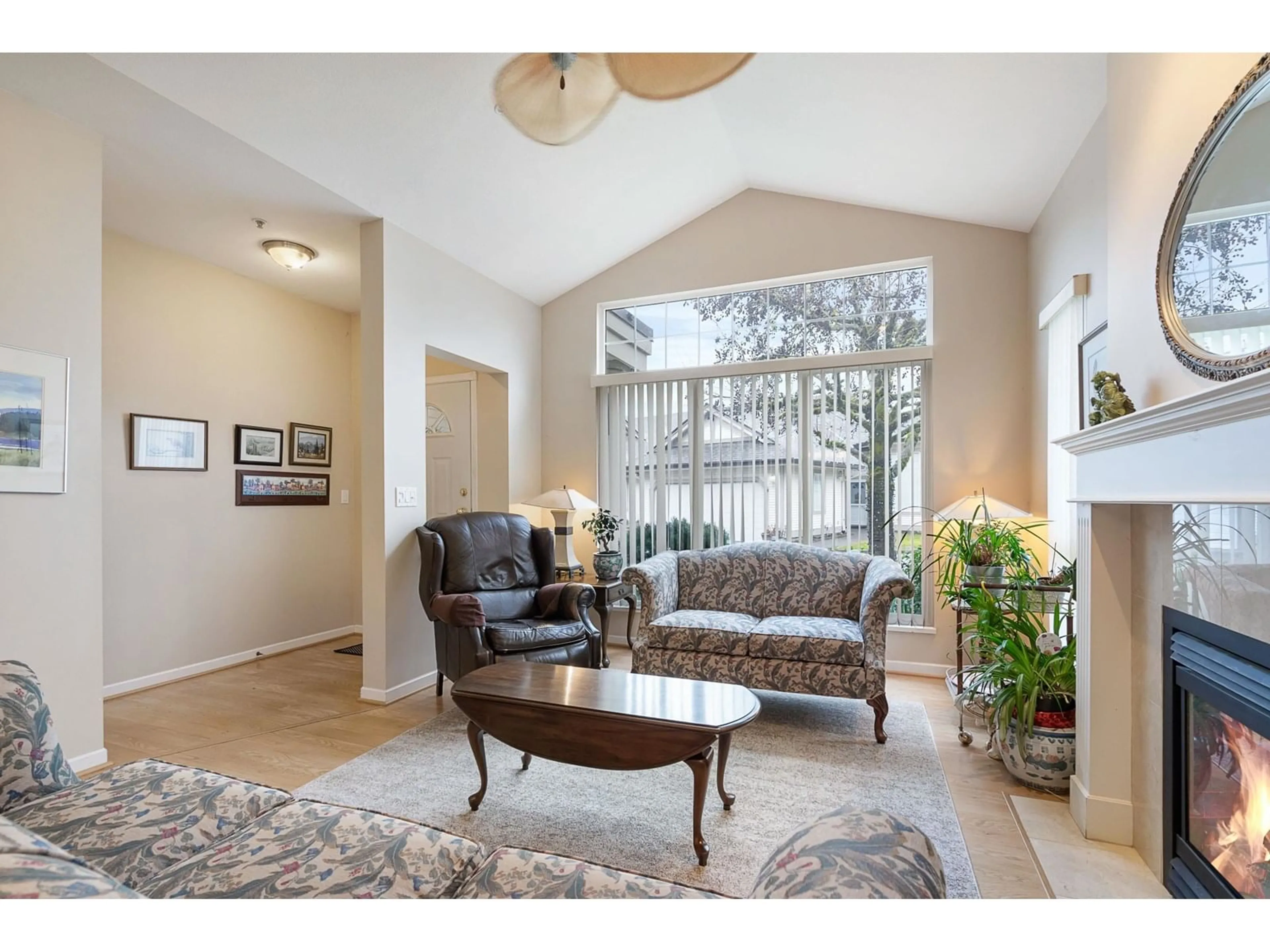 Living room with furniture, unknown for 100 - 9025 216, Langley British Columbia V1M2X6