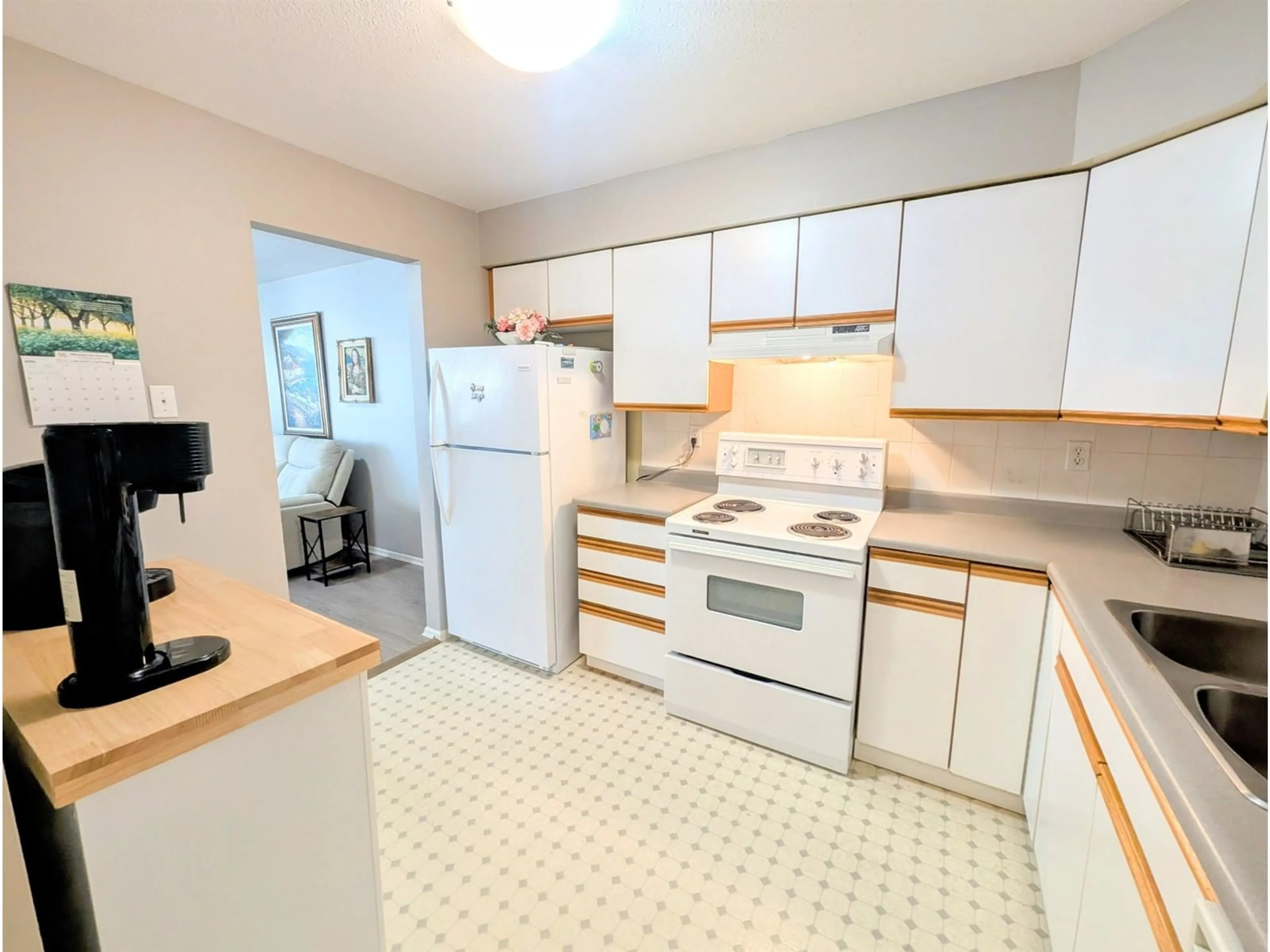 Standard kitchen, unknown for 404 - 9186 EDWARD STREET, Chilliwack British Columbia V2P7X6