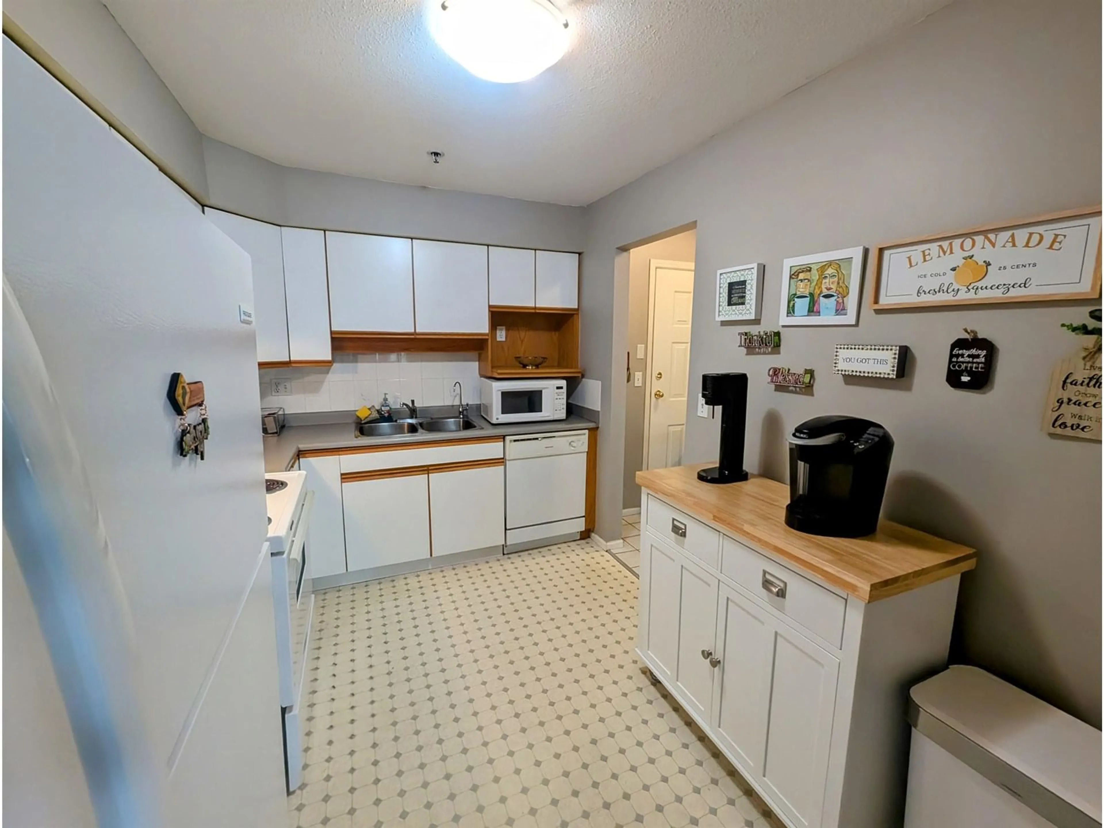 Standard kitchen, unknown for 404 - 9186 EDWARD STREET, Chilliwack British Columbia V2P7X6