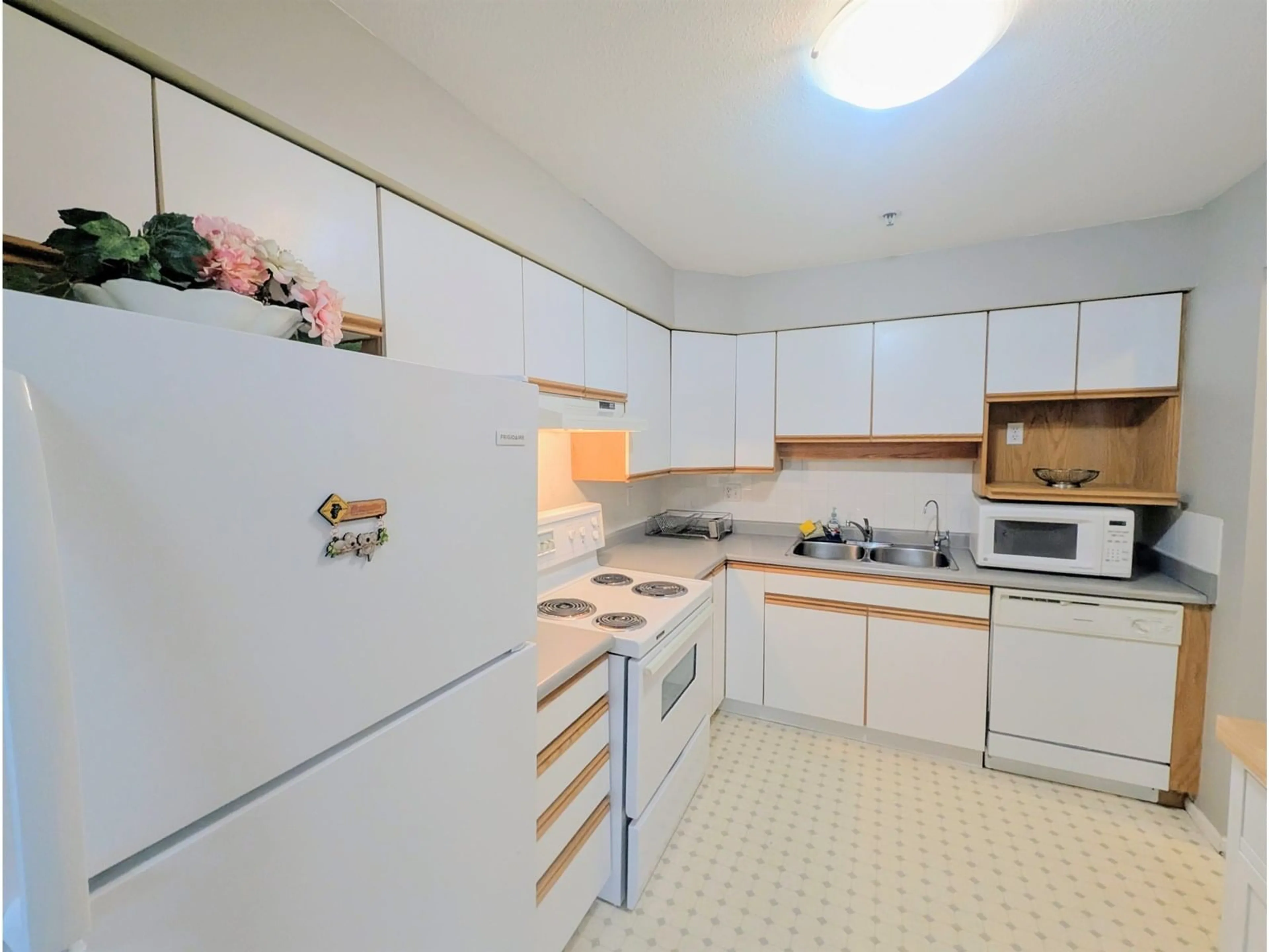 Standard kitchen, unknown for 404 - 9186 EDWARD STREET, Chilliwack British Columbia V2P7X6