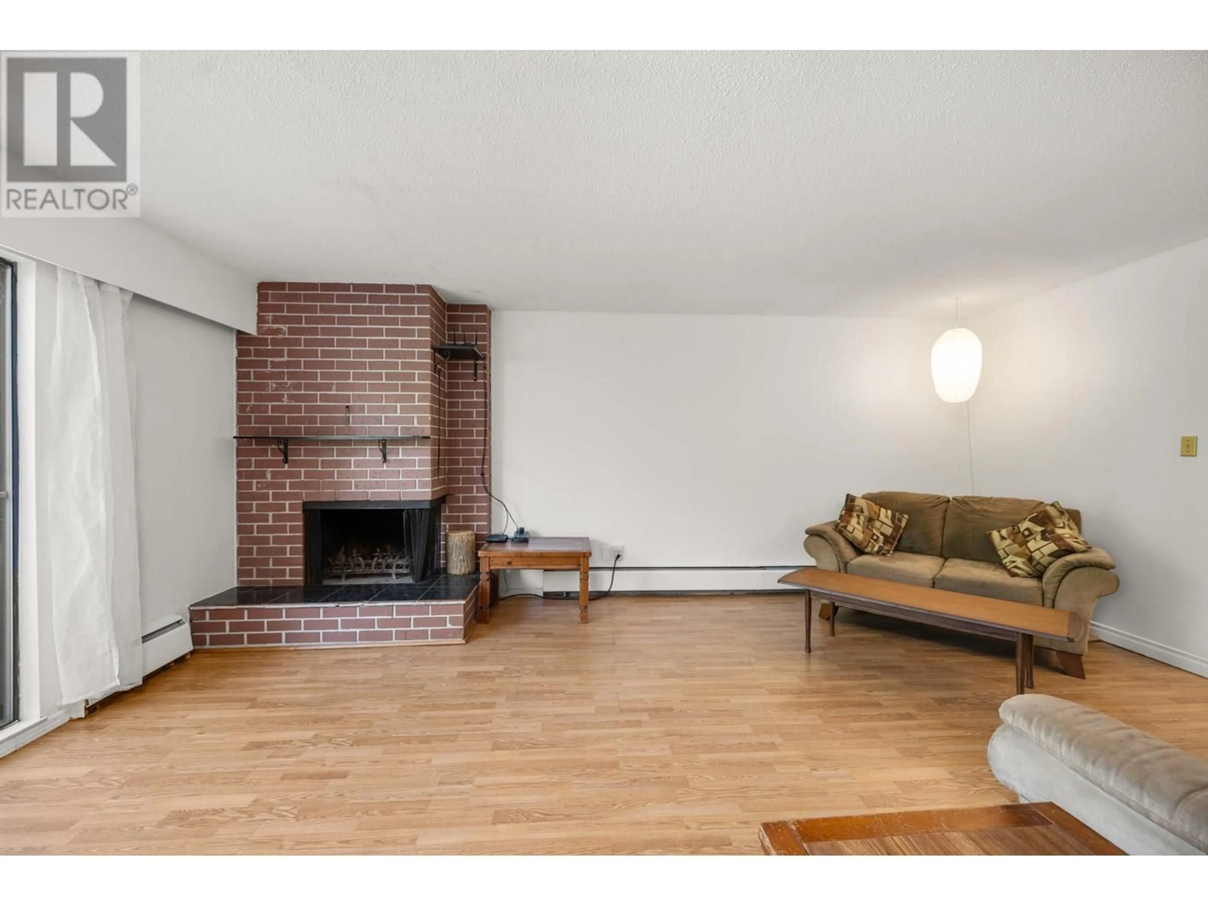 Living room with furniture, wood/laminate floor for 8943 HORNE STREET, Burnaby British Columbia V3N4J8
