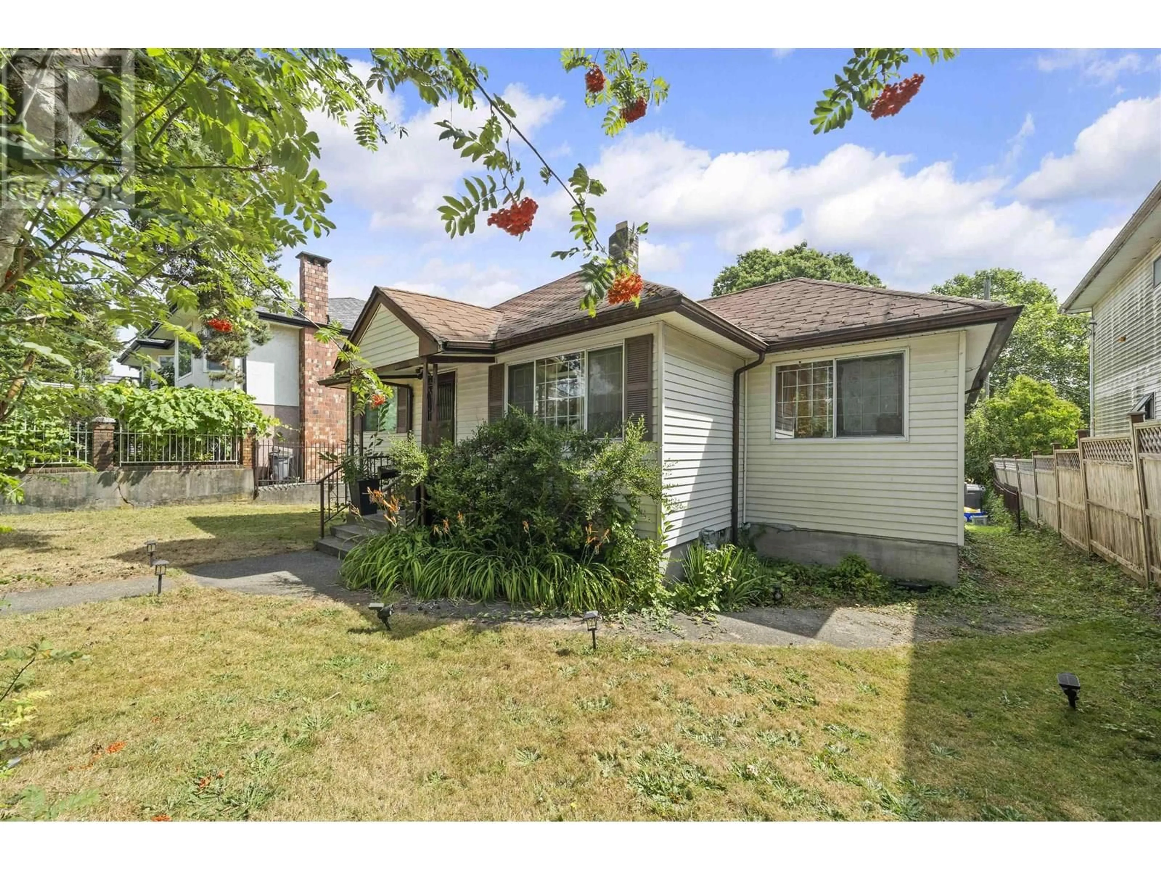 A pic from outside/outdoor area/front of a property/back of a property/a pic from drone, street for 5974 ARGYLE STREET, Vancouver British Columbia V5P3K1