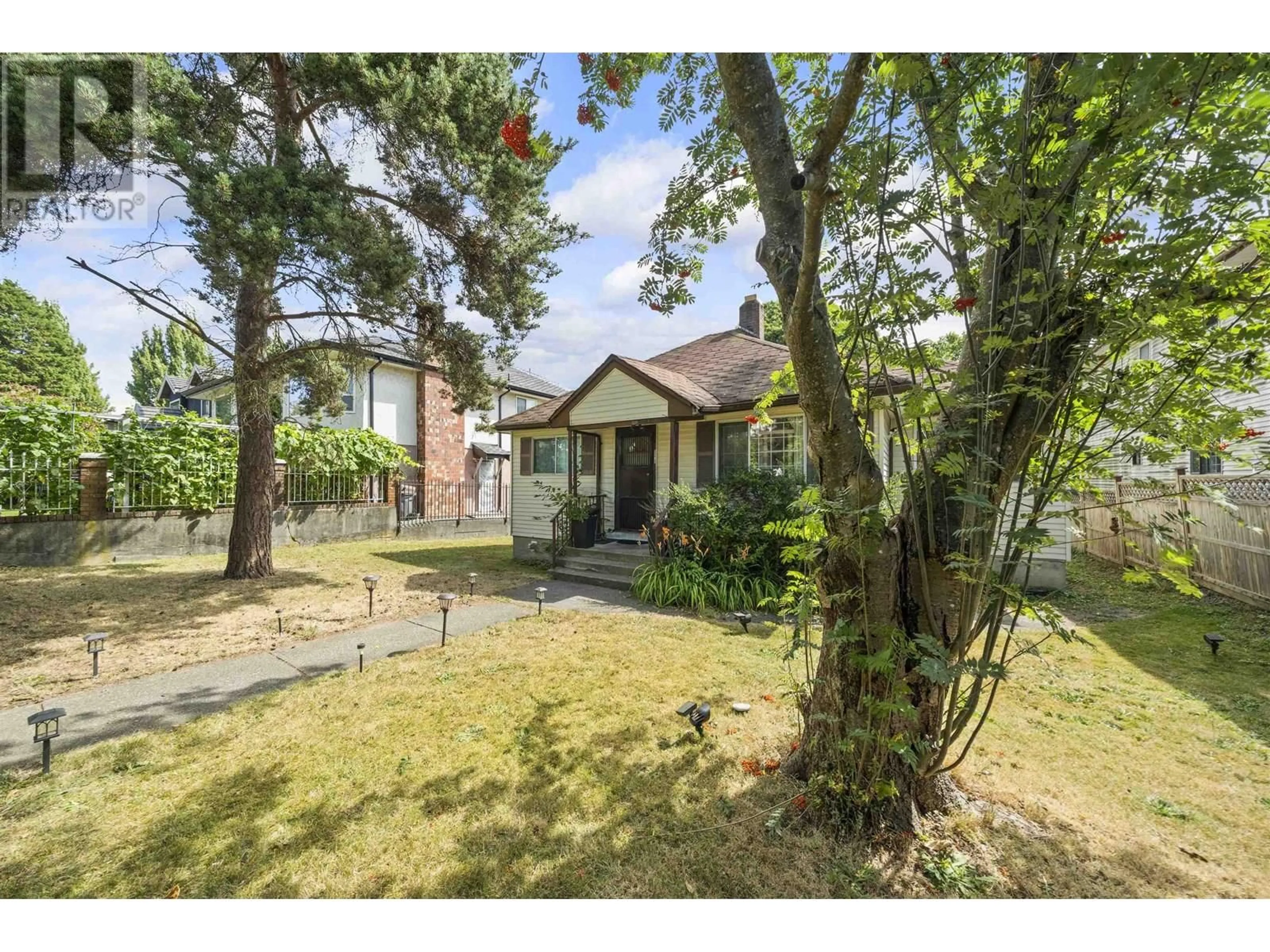 A pic from outside/outdoor area/front of a property/back of a property/a pic from drone, street for 5974 ARGYLE STREET, Vancouver British Columbia V5P3K1