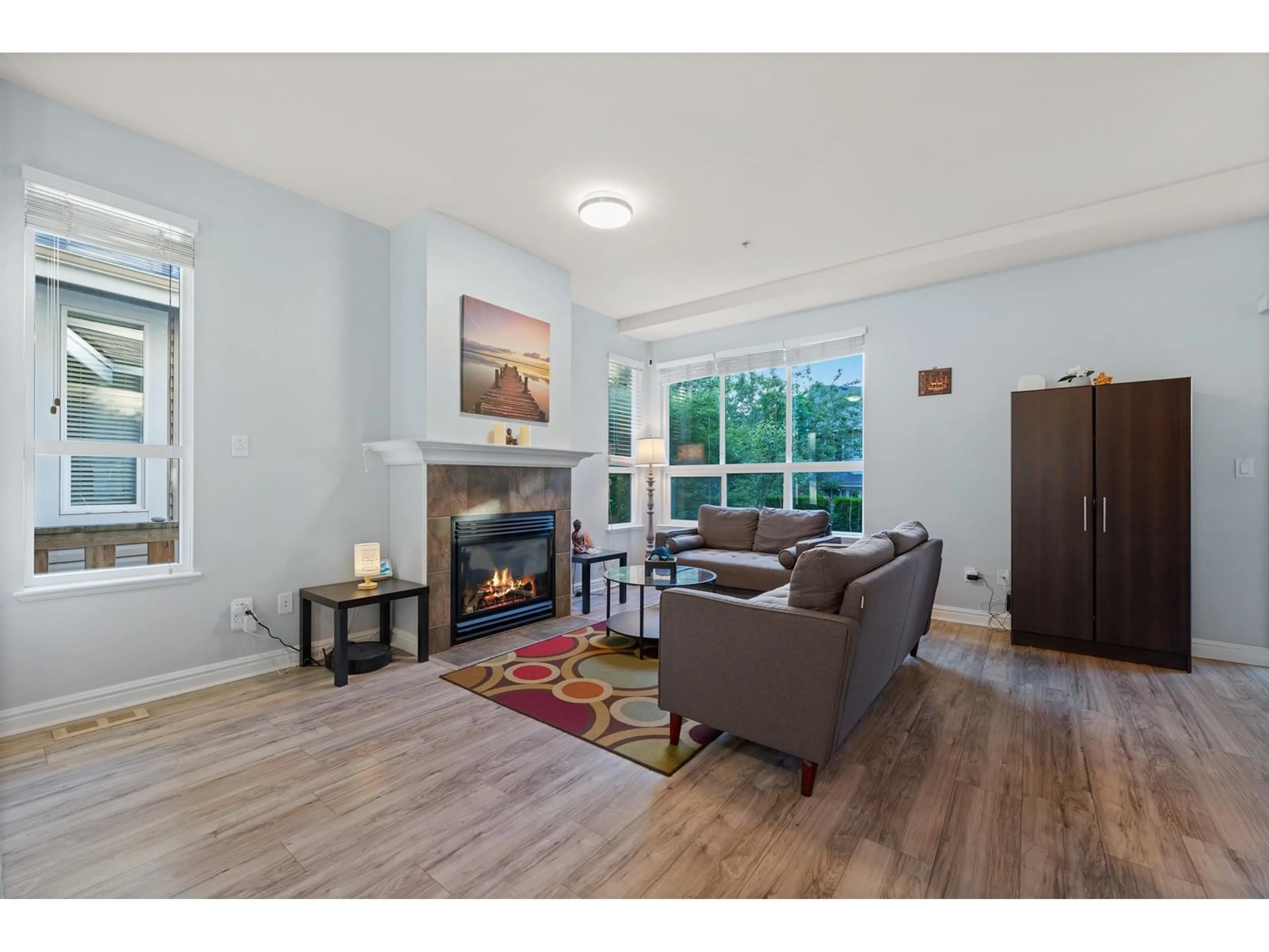 Living room with furniture, wood/laminate floor for 23 - 8568 209, Langley British Columbia V1M4C4