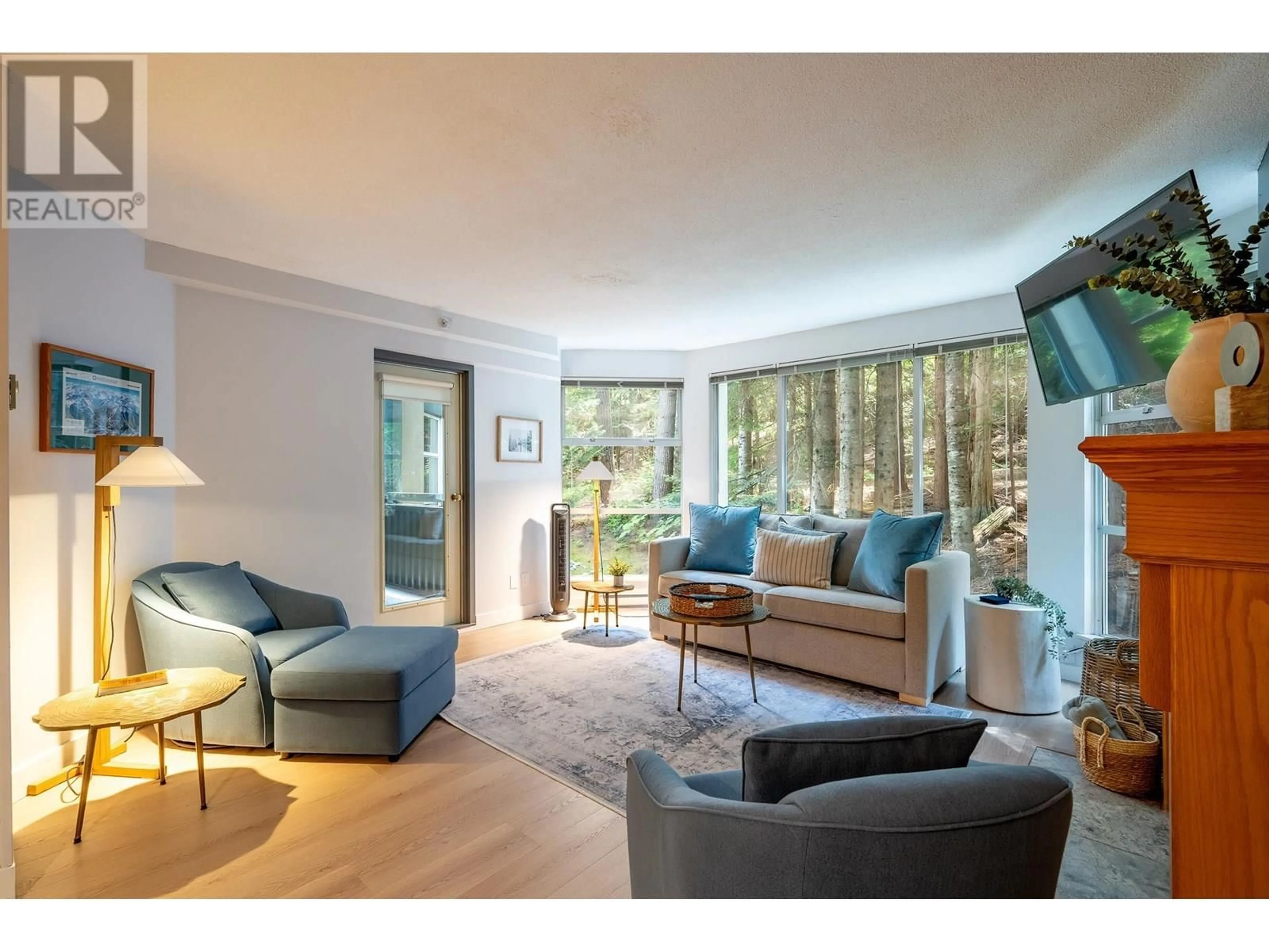 Living room with furniture, wood/laminate floor for 312 - 4910 SPEARHEAD PLACE, Whistler British Columbia V8E1G1