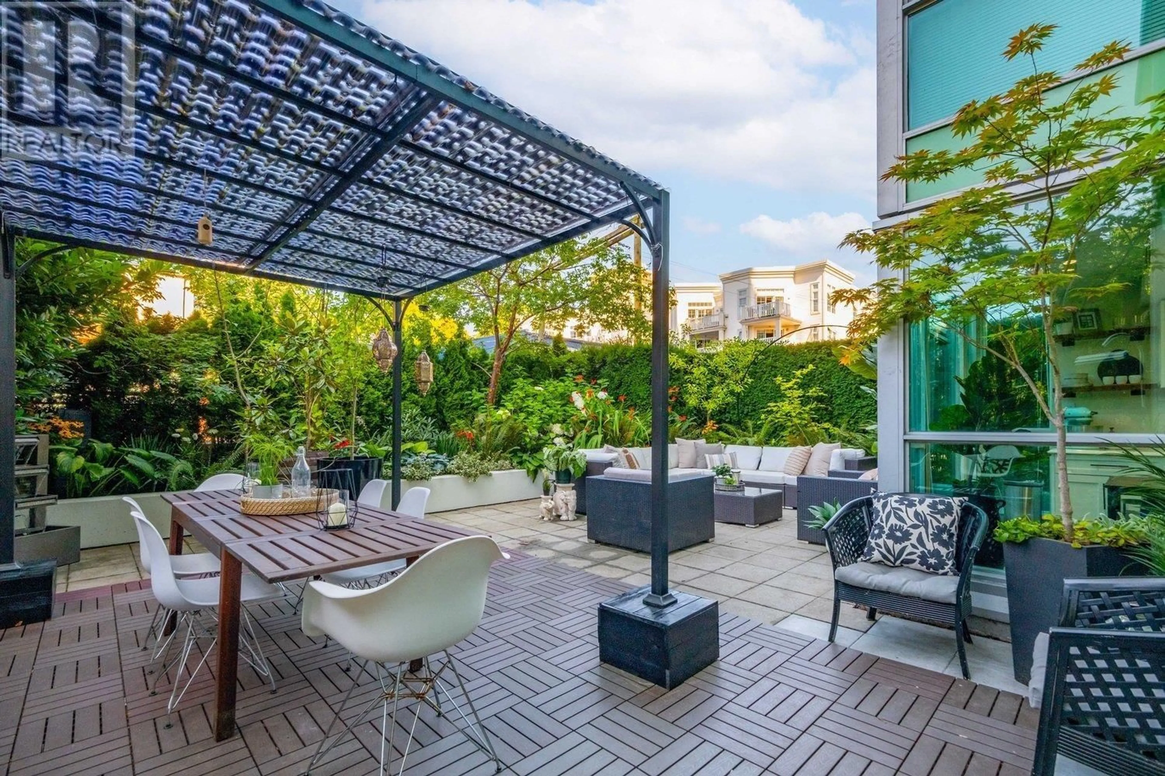 Patio, street for 307 - 138 ESPLANADE AVENUE, North Vancouver British Columbia V7L4X9